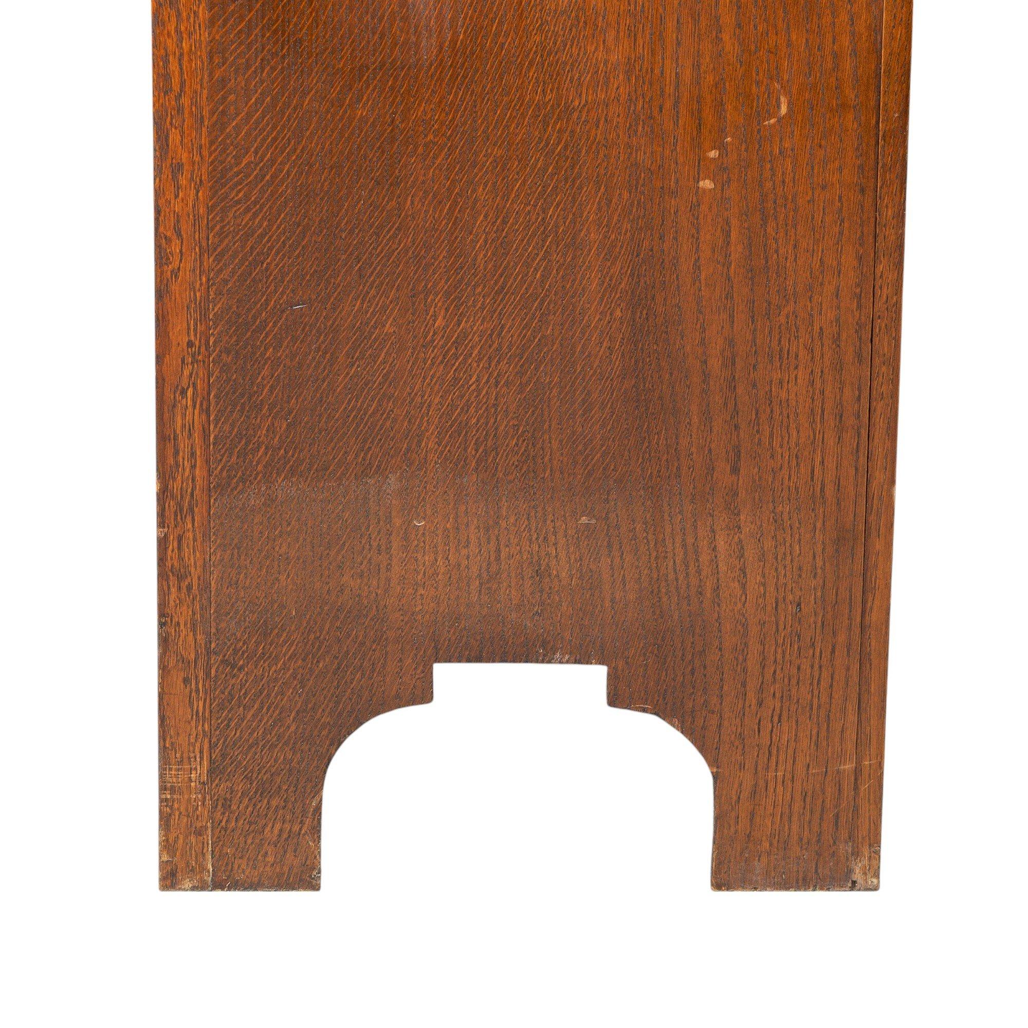 Armario de recibidor Shapland & Petter Arts & Crafts Oak con joya circular Ruskin Hecho a mano en venta