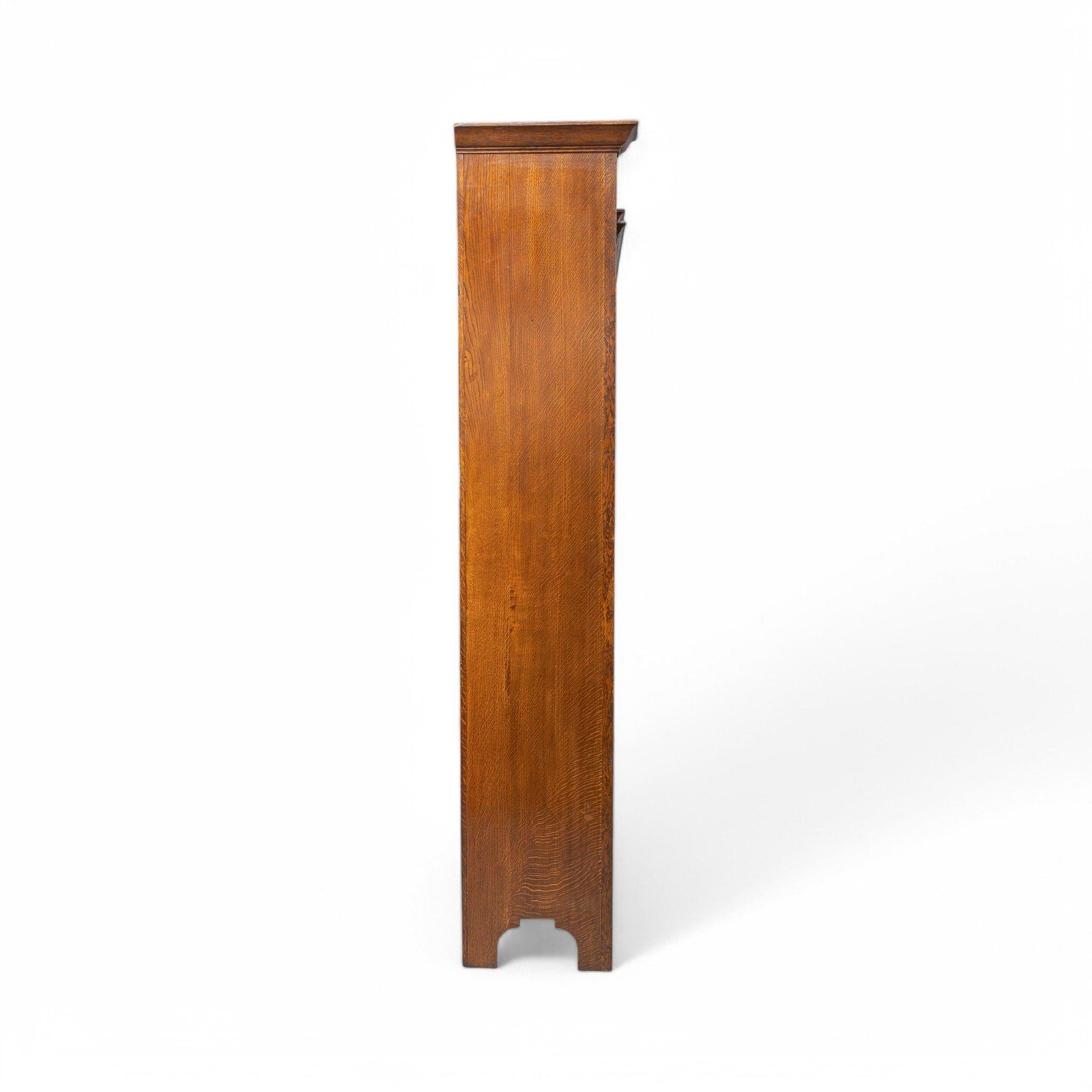 Armario de recibidor Shapland & Petter Arts & Crafts Oak con joya circular Ruskin siglo XX en venta