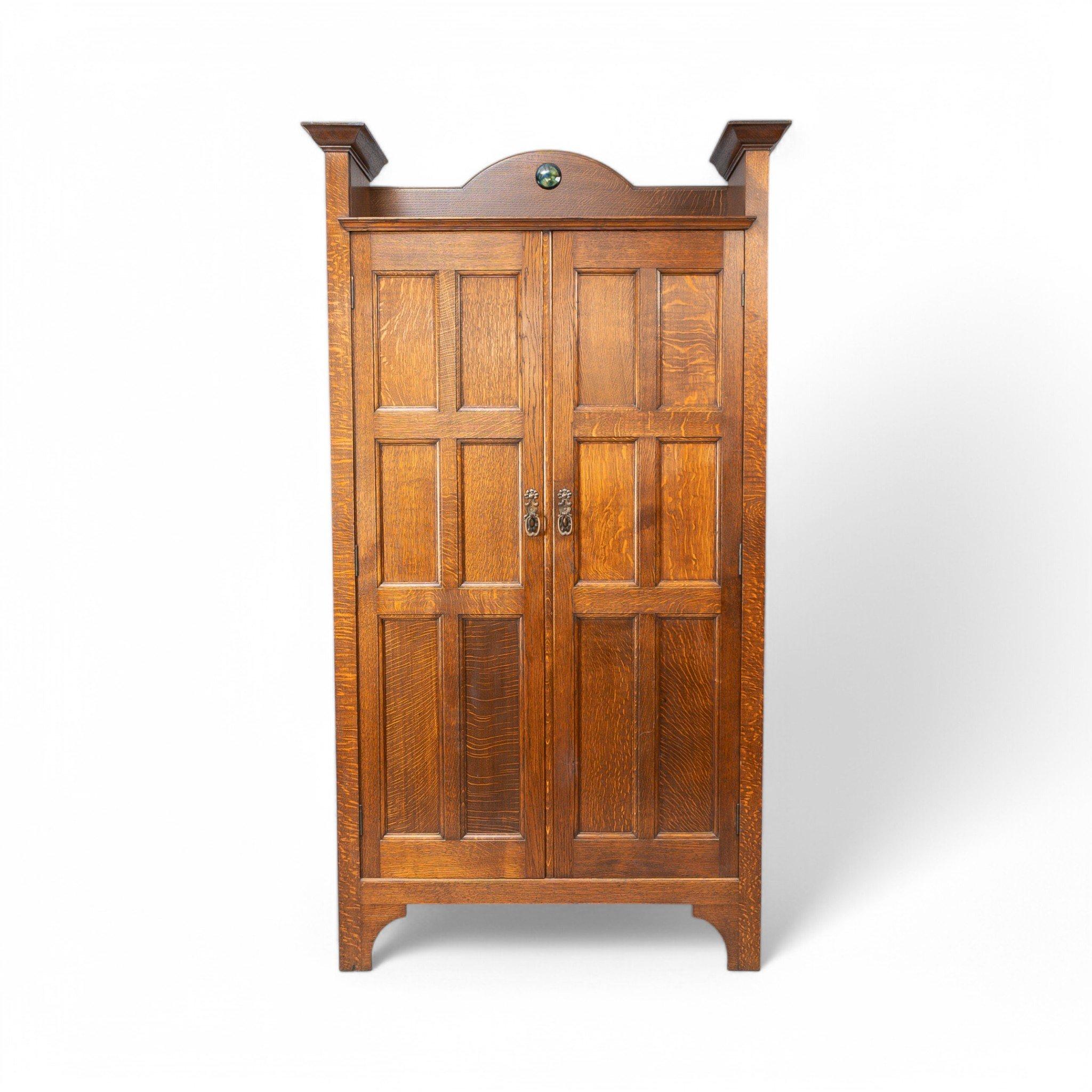 Shapland & Petter Arts & Crafts Oak Hall Cupboard mit Ruskin Circular Jewell