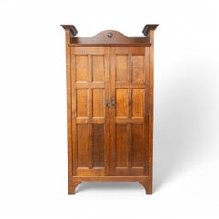 Shapland & Petter Arts & Crafts Oak Hall Cupboard with Ruskin Circular Jewel (Armoire de vestibule en chêne avec joyau circulaire Ruskin)