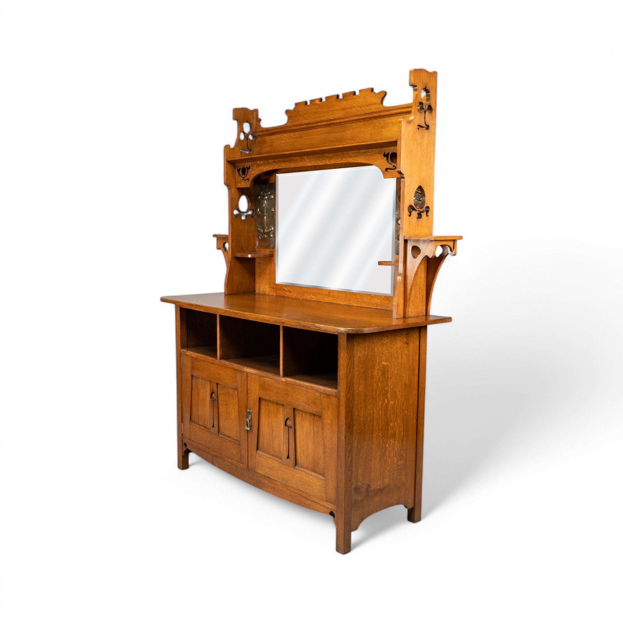 Shapland & Petter Arts & Crafts Eichenanrichte mit Wabendecke und Display im Zustand „Gut“ im Angebot in London, GB