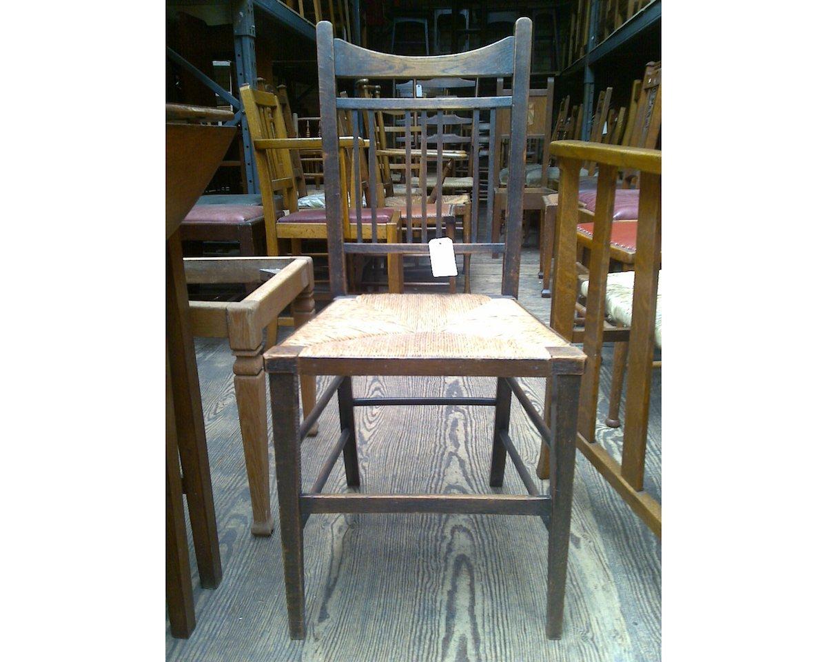 Shapland et Petter ont attribué. Un ensemble de quatre simples Arts and crafts jonc chaises assises en bon état d'origine avec l'essence de la tache verte d'origine porté une manière merveilleusement.
Récemment, les sièges ont été bousculés.