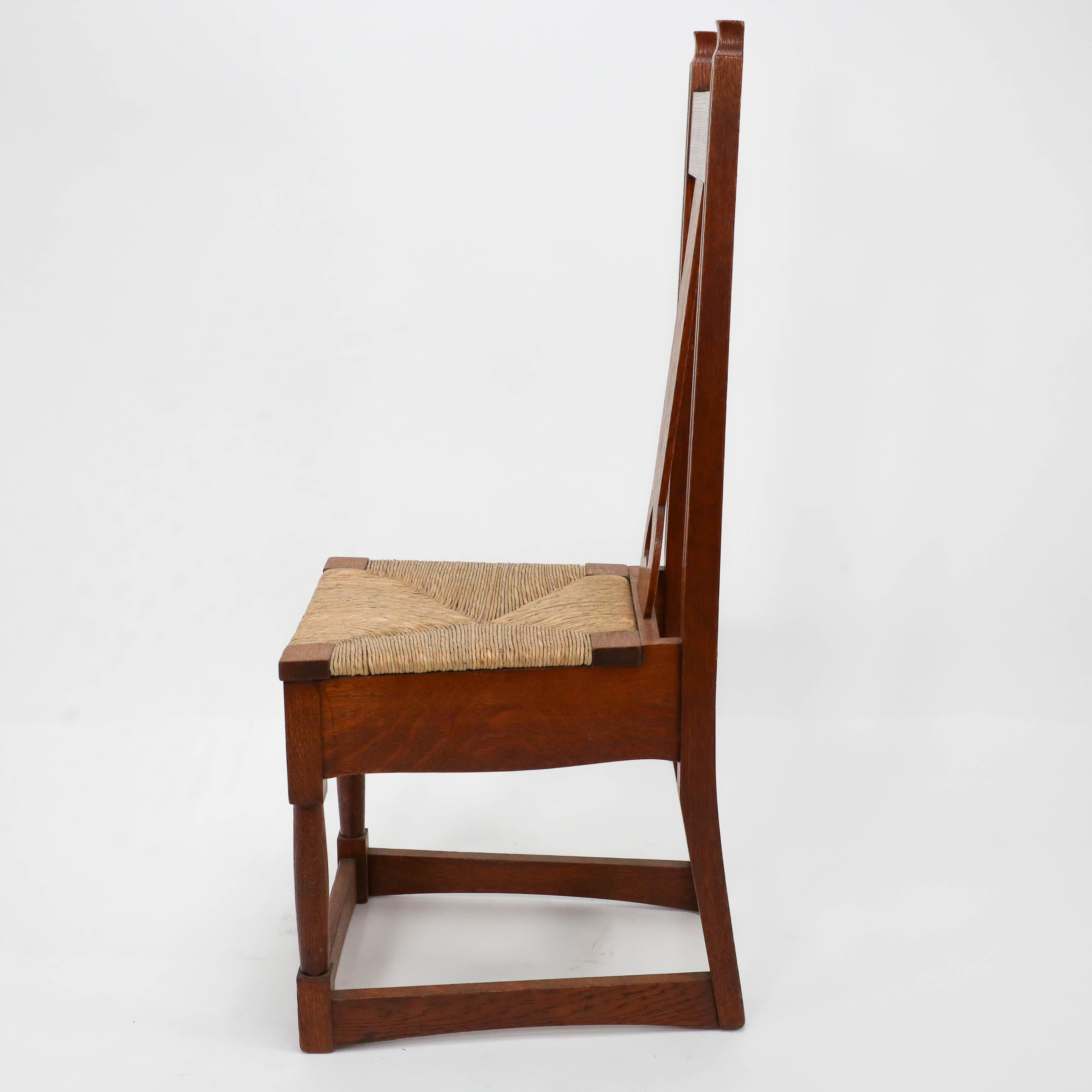 Shapland & Petter, estilo Baillie Scott de, silla con asiento de junco de roble Arts & Crafts Inglés en venta
