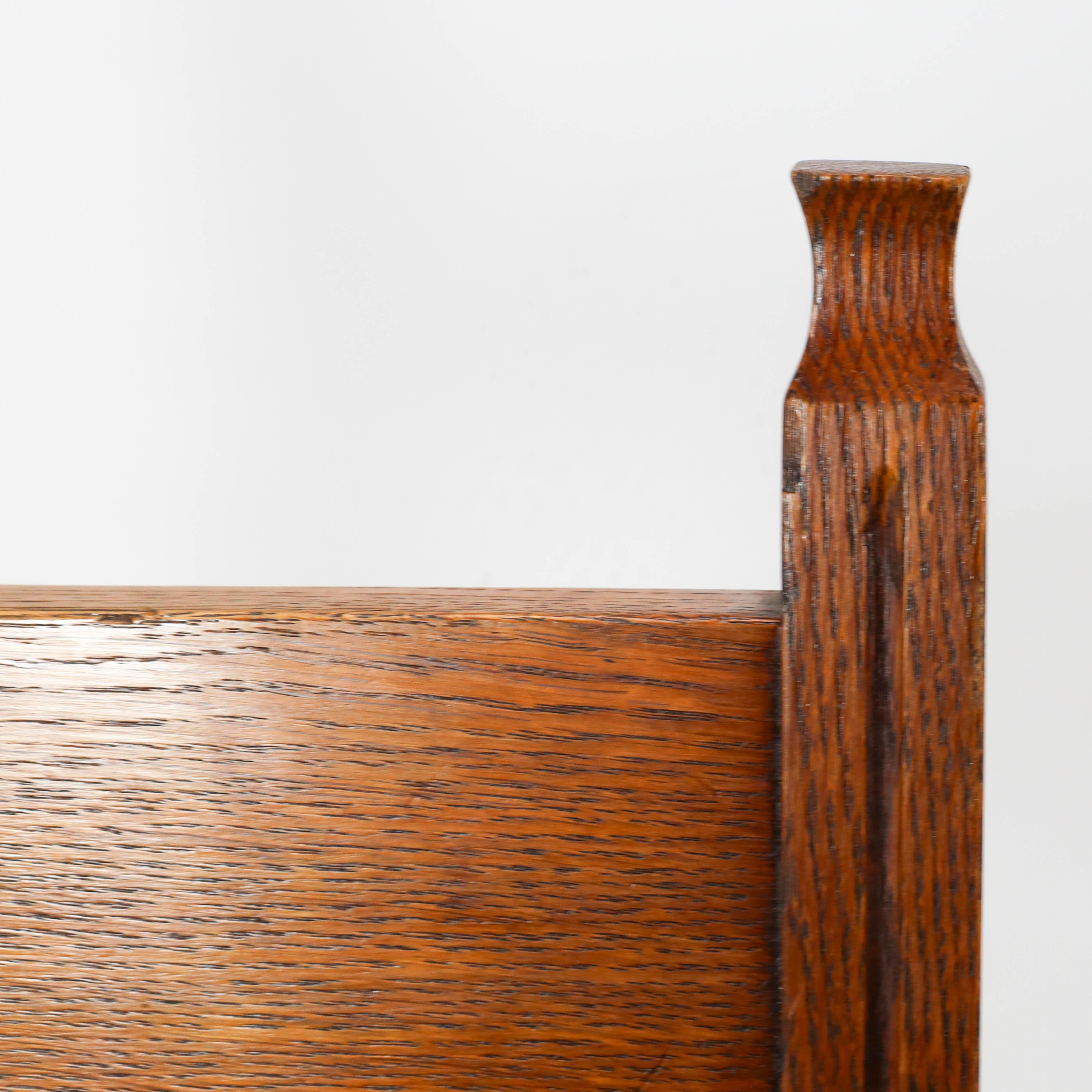 Shapland & Petter, estilo Baillie Scott de, silla con asiento de junco de roble Arts & Crafts principios del siglo XX en venta