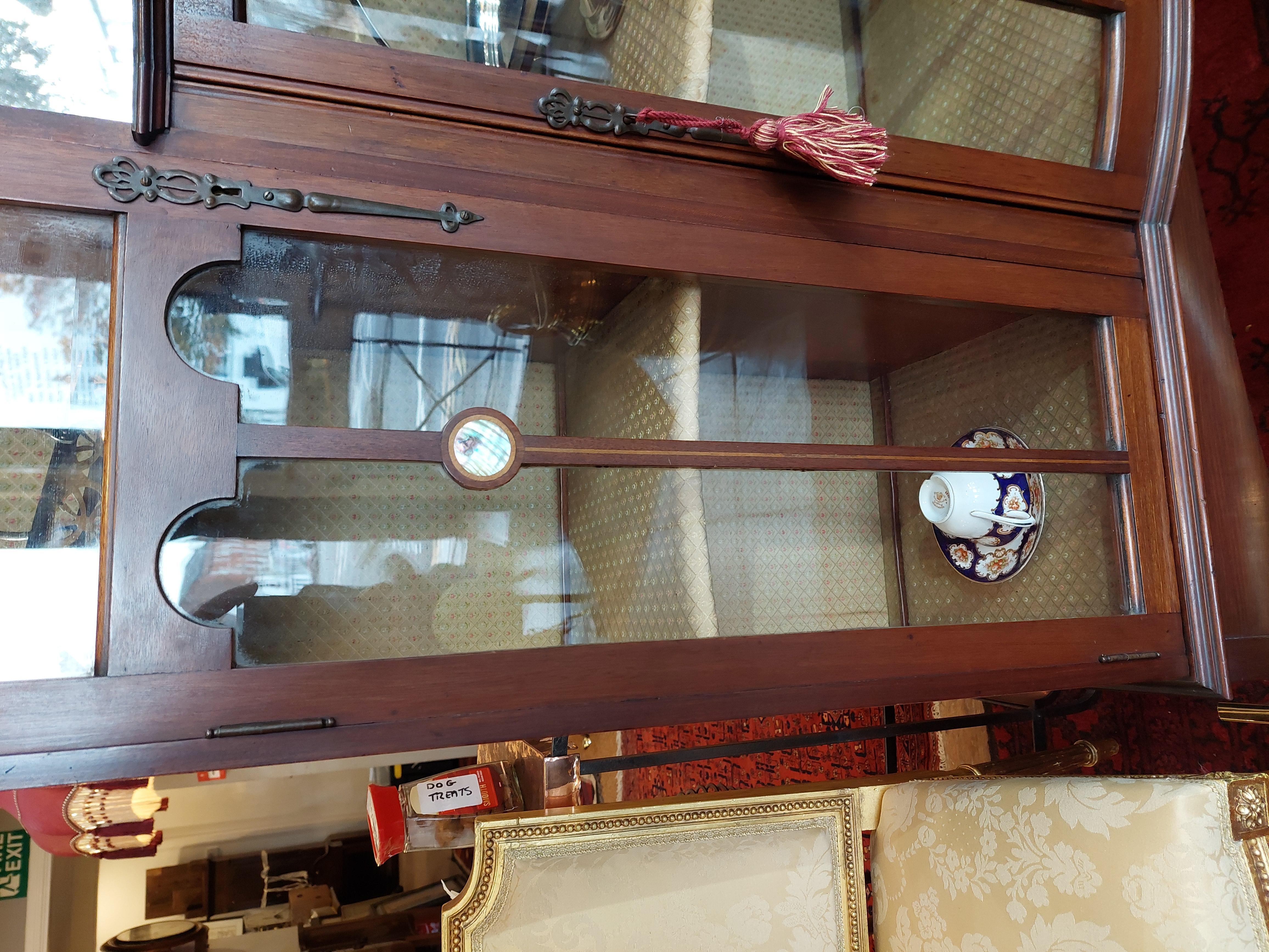 Shapland & Petter Edwardian Mother of Pearl Inlaid Mahogany Display Cabinet In Good Condition For Sale In Altrincham, GB