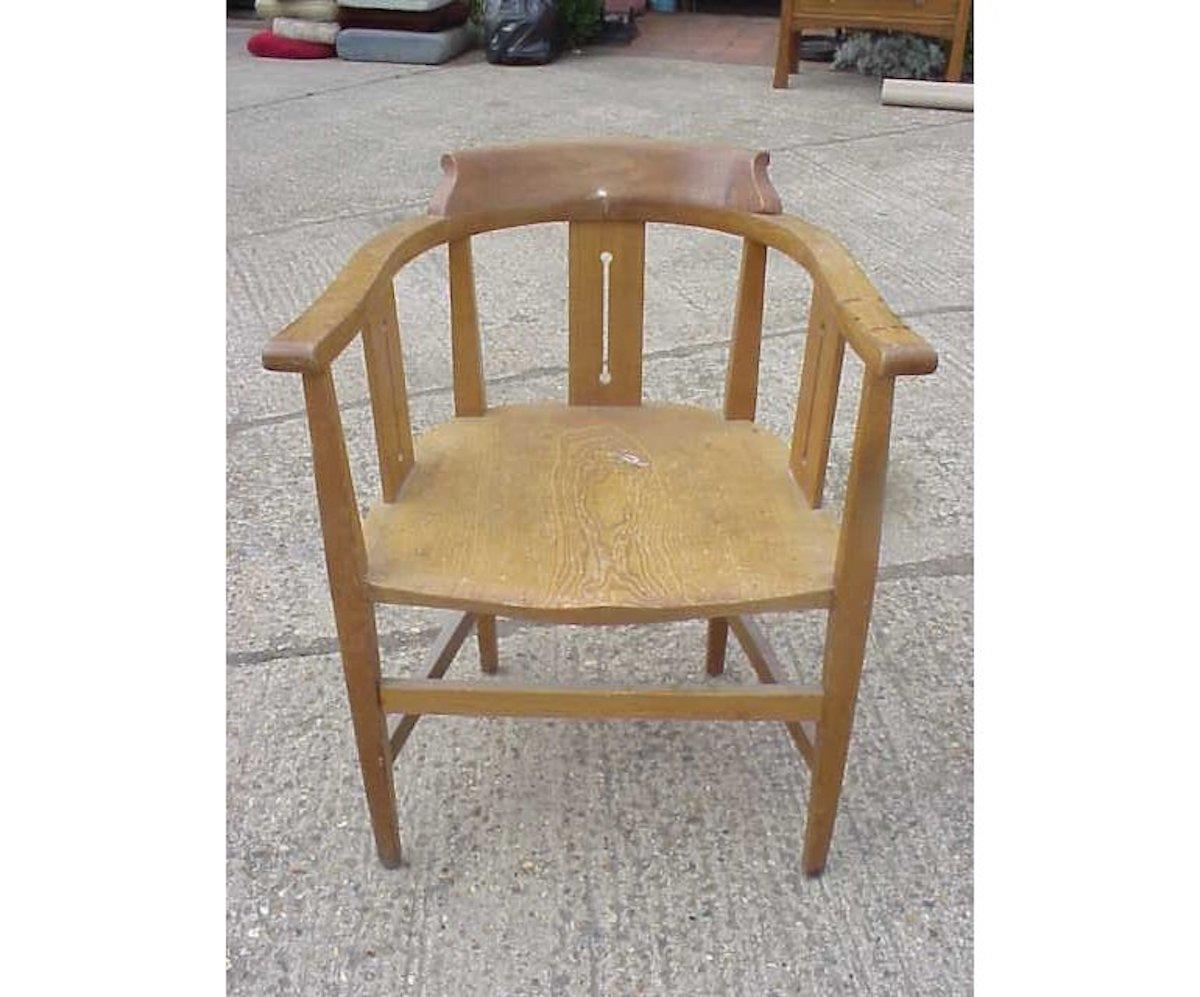 Shapland et Petter. Un bon ensemble de sept fauteuils Arts & Crafts en chêne avec des appuis-tête façonnés, des découpes stylisées sur les côtés et le dossier, et des sièges confortables profilés avec un bon agencement de brancards les rendant très