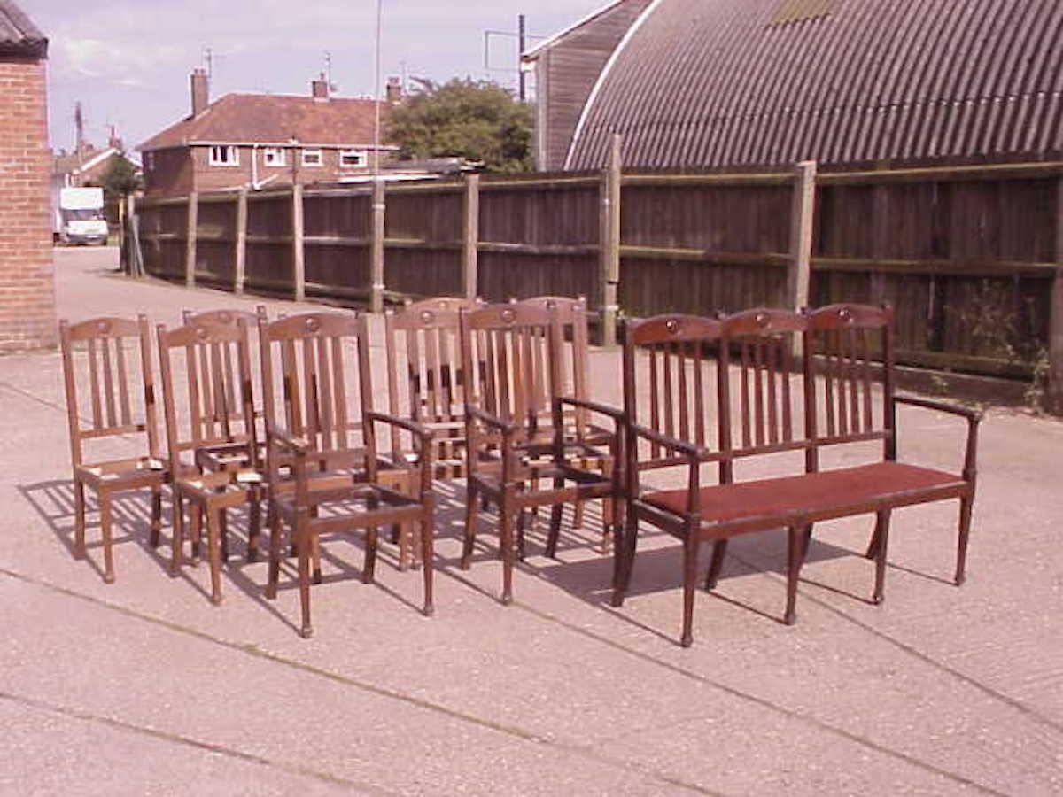 Shapland et Petter. Une suite de qualité de dix chaises de salle à manger Arts & Crafts en chêne, dont un modèle rare à trois sièges avec une rondelle sculptée sur les appuis-tête.
Ils ont tous été délicatement démontés, les joints nettoyés,