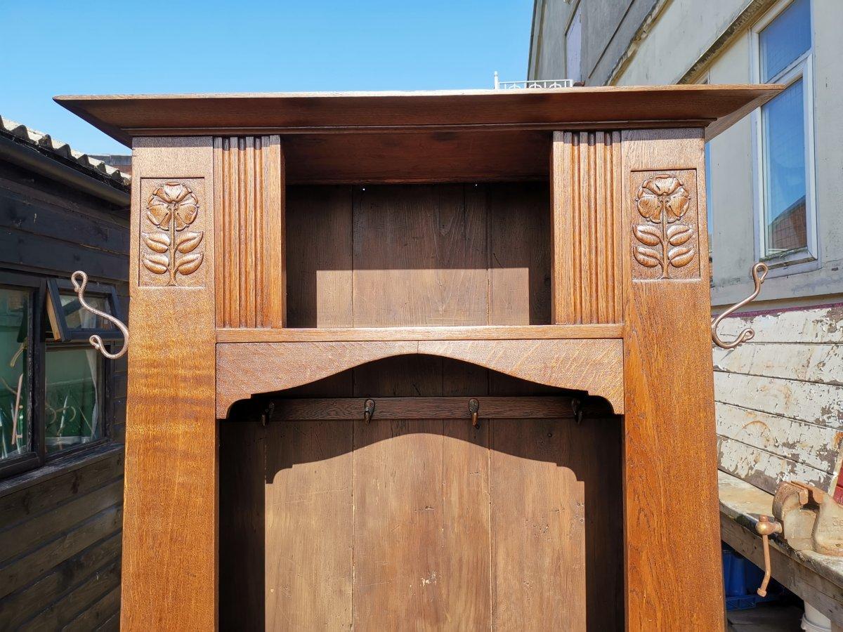 Arts and Crafts Shapland & Petter, Style of MH Baillie Scott, an Arts & Crafts Oak Hall Cupboard For Sale