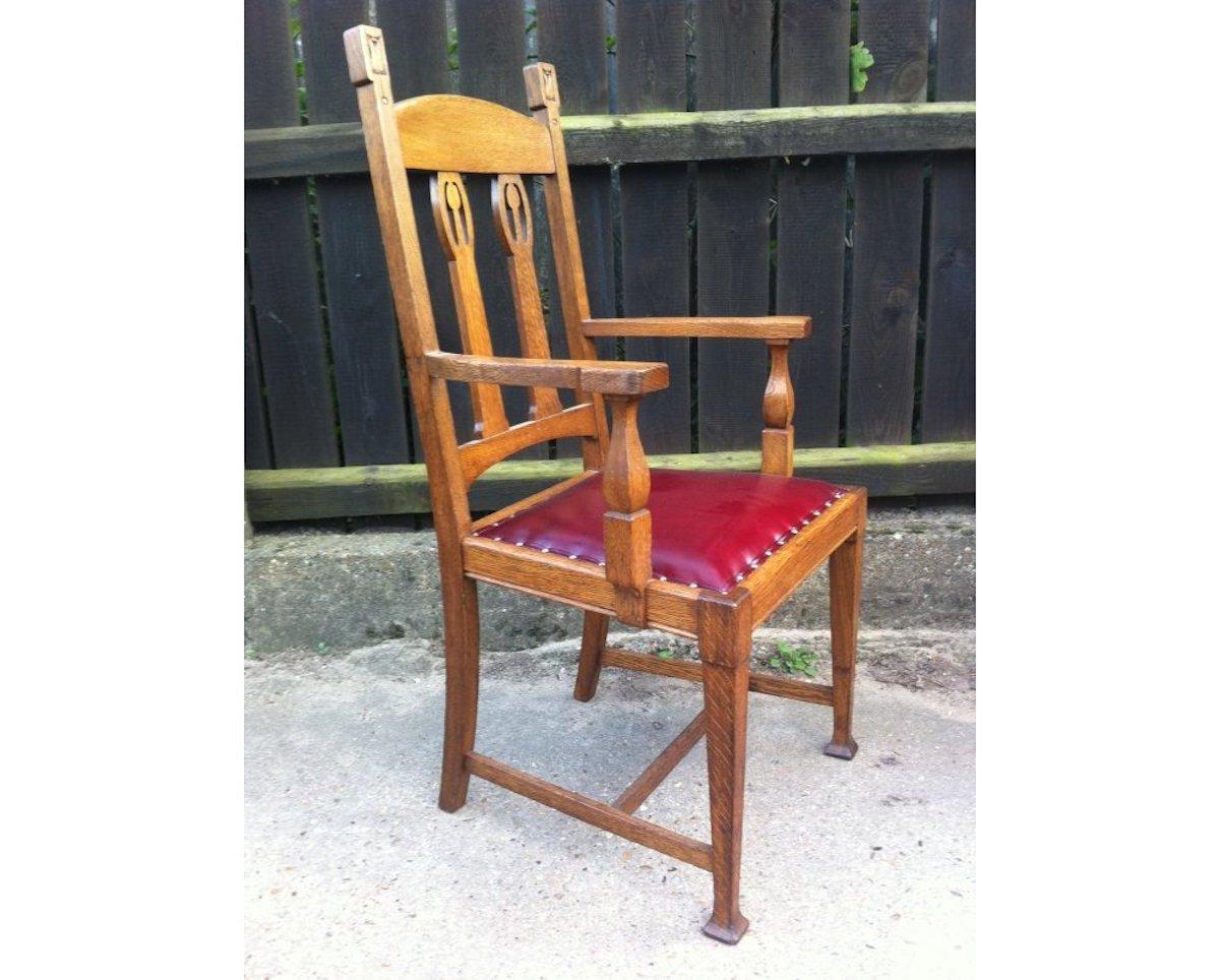 Shapland und Petter.
Ein kräftiger und massiver Arts and Crafts-Sessel aus Eiche mit stilisierten Blumenausschnitten an den oberen verlängerten Stützen. Professionell wiederhergestellt in einem Qualitätsleder.