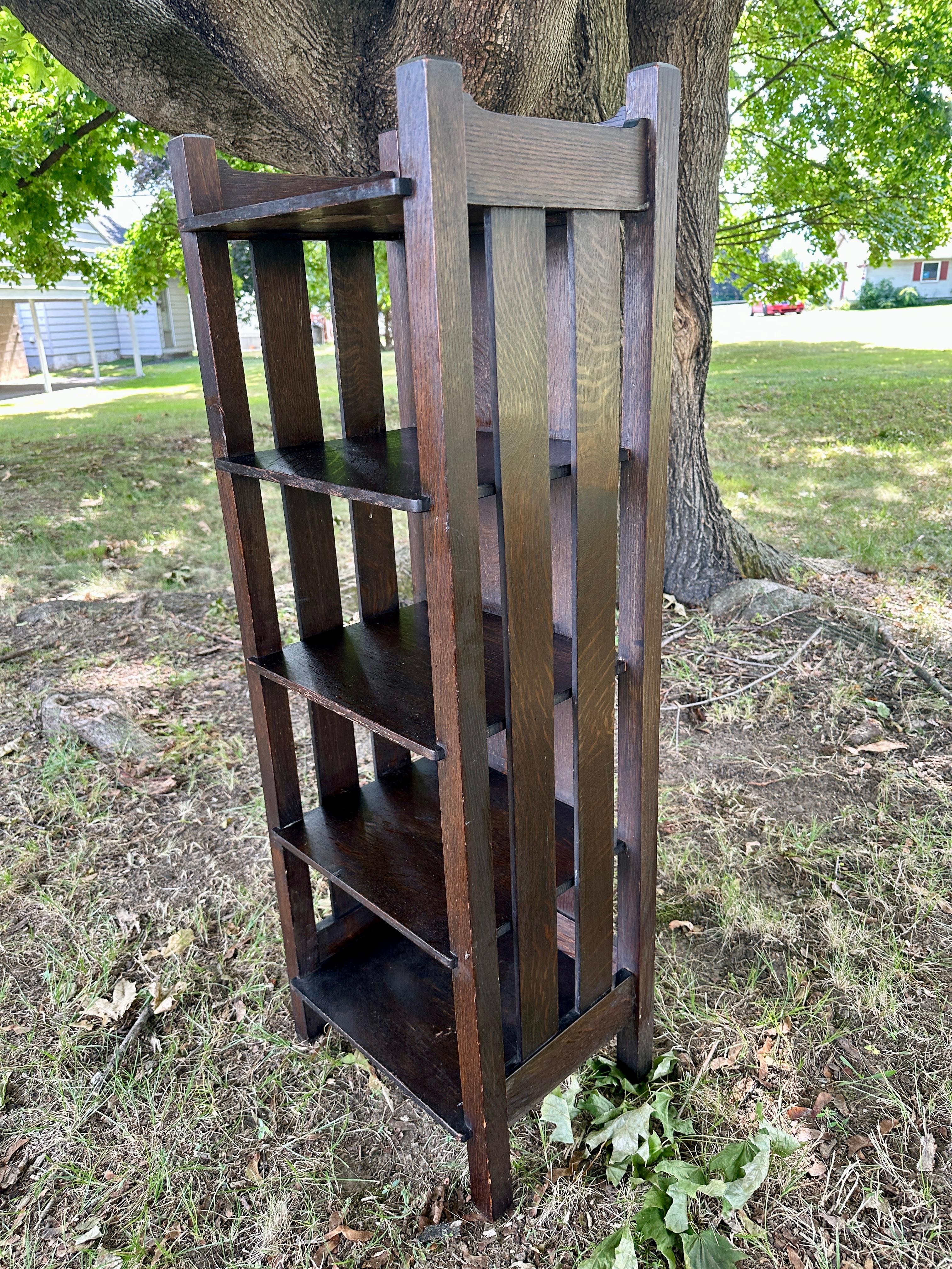 Antique L&JG Stickley Magazine/Book Stand - W8404

This is a great looking antique L&JG Stickley Magazine & Book Stand made in the early 1900s. The bookstand is in excellent condition with a great selection of quarter-sawn oak and the beautiful
