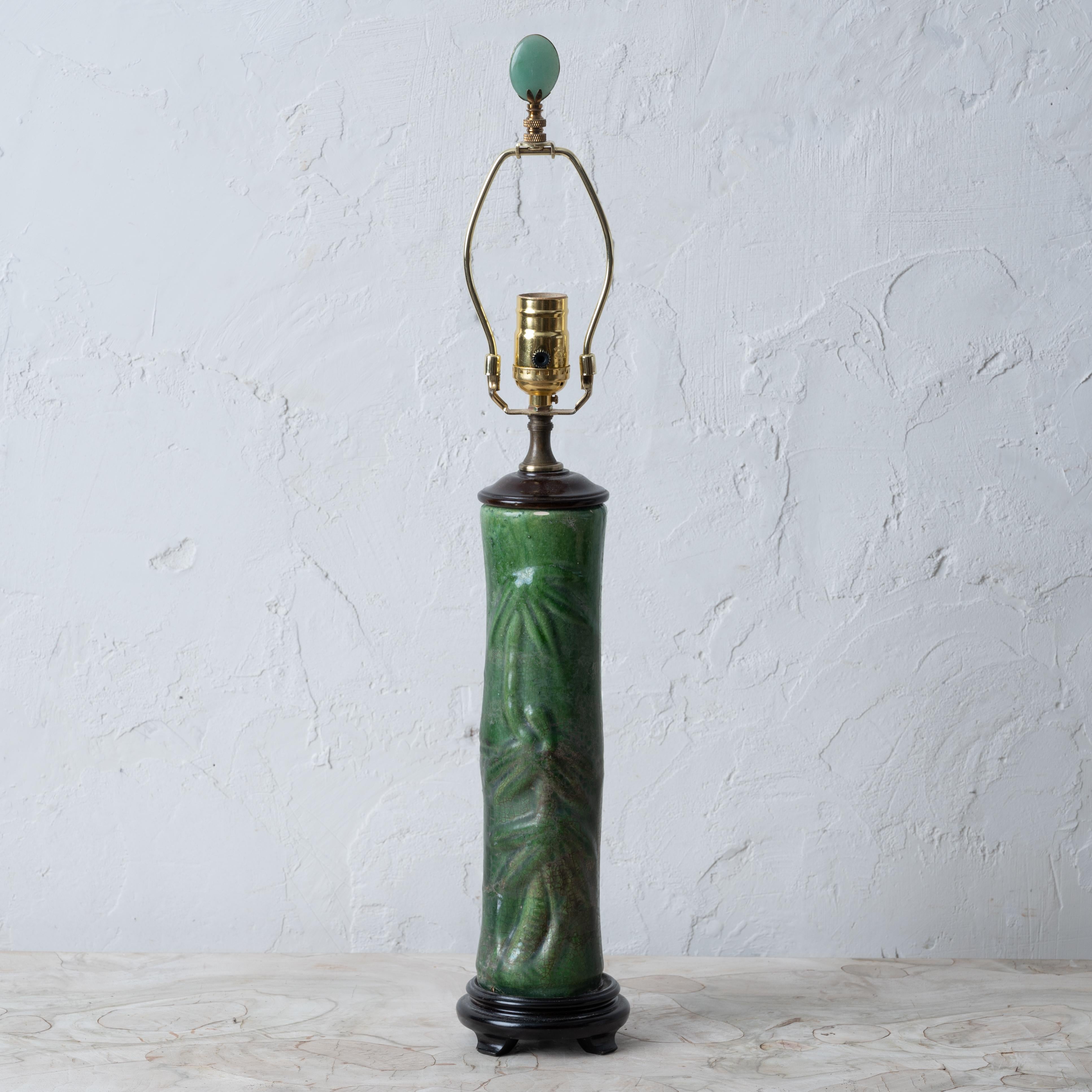 Vase en bambou vert en céramique de style chinois monté en lampe, milieu du 20e siècle.



4 ¼ pouces de large à la base par 24 ½ pouces de haut ;  13 ½ pouces de hauteur jusqu'au sommet de la céramique 





