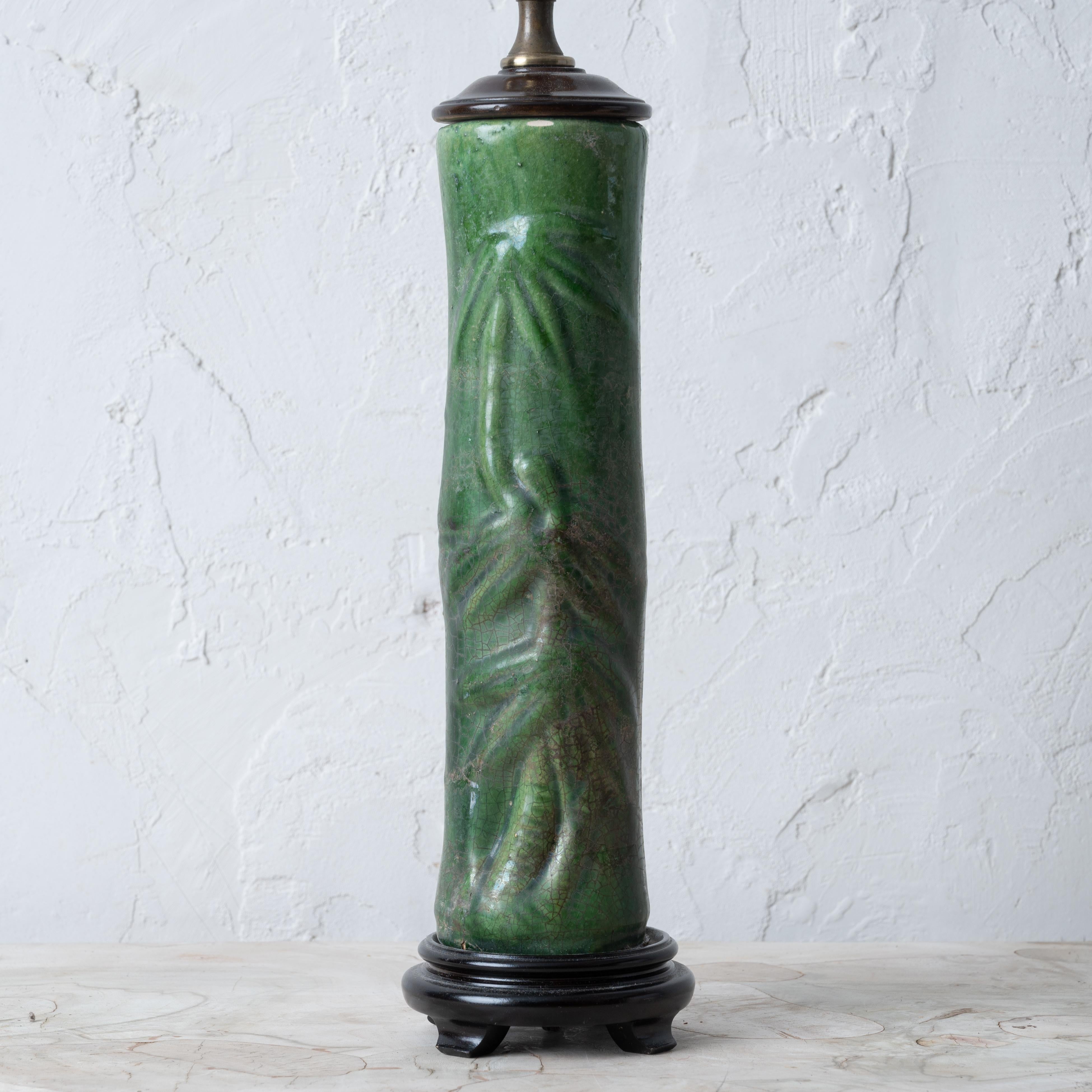 Chinoiseries Partager Lampe-vase en bambou vert en céramique de Chinoiserie, milieu du 20e siècle en vente