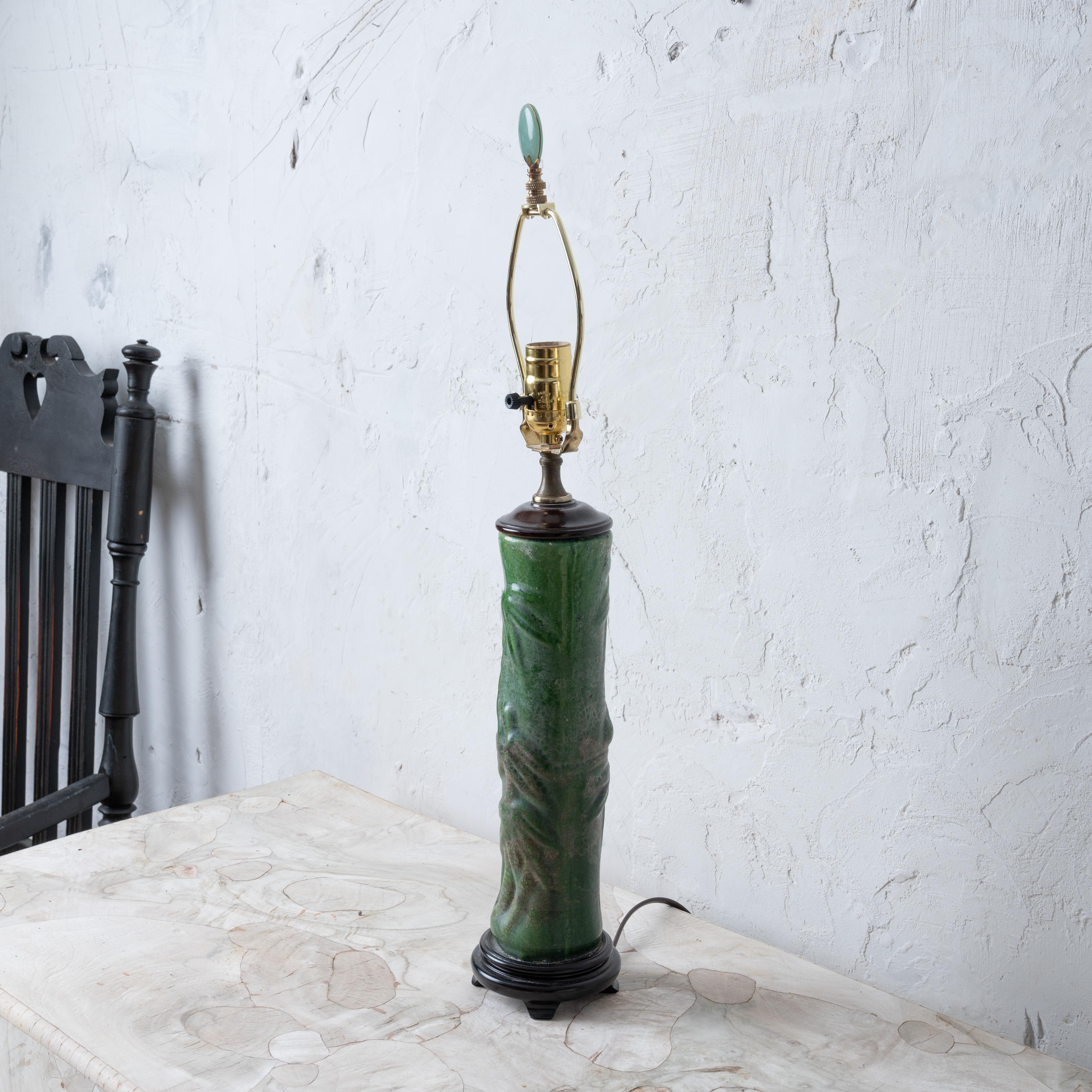 Inconnu Partager Lampe-vase en bambou vert en céramique de Chinoiserie, milieu du 20e siècle en vente