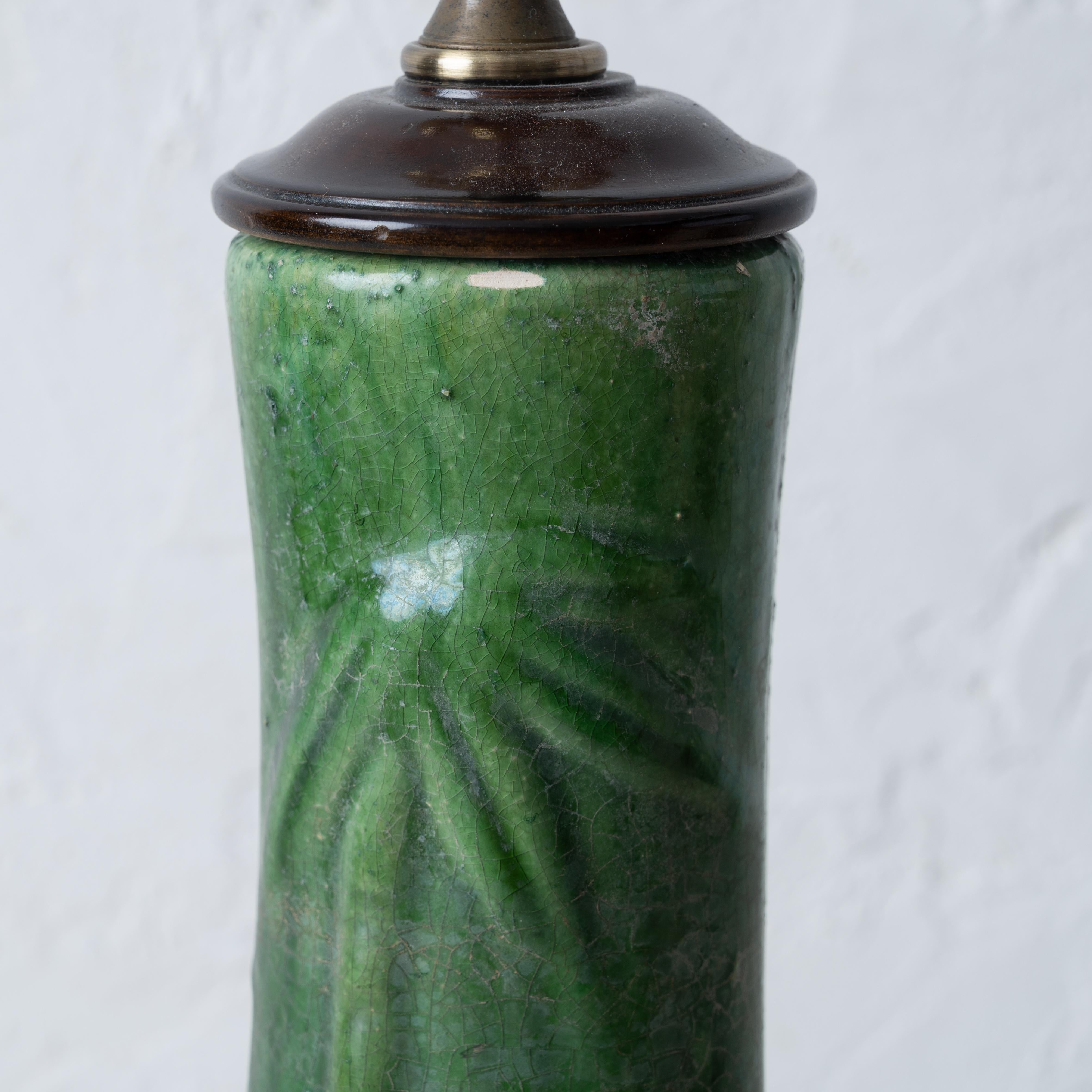 Partager Lampe-vase en bambou vert en céramique de Chinoiserie, milieu du 20e siècle Bon état - En vente à Savannah, GA