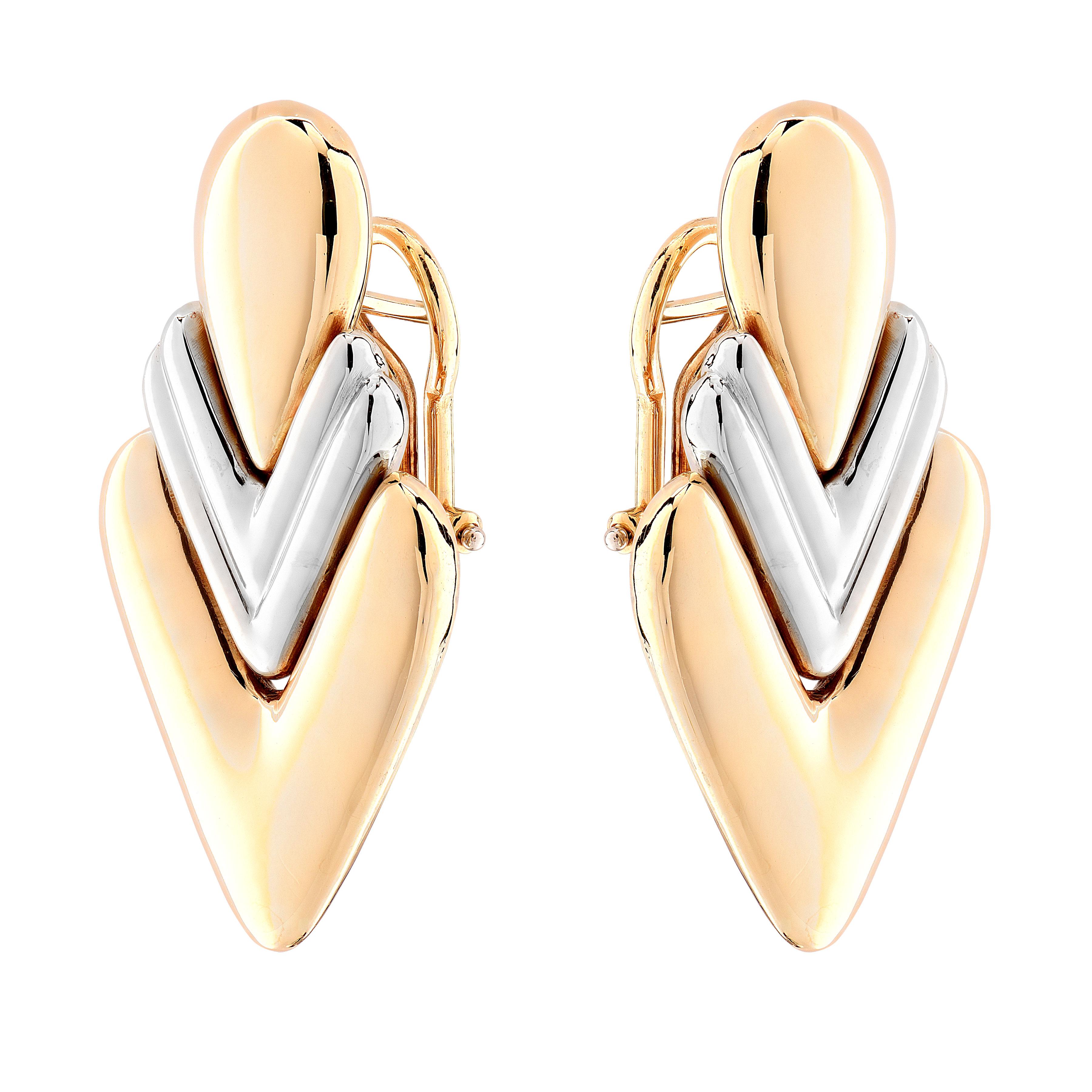 Finamente elaborados por el renombrado joyero italiano Chimento, estos llamativos pendientes están fabricados en una sofisticada combinación de oro blanco y amarillo de 18 quilates. El diseño presenta atrevidos motivos chevron en tonos alternos,