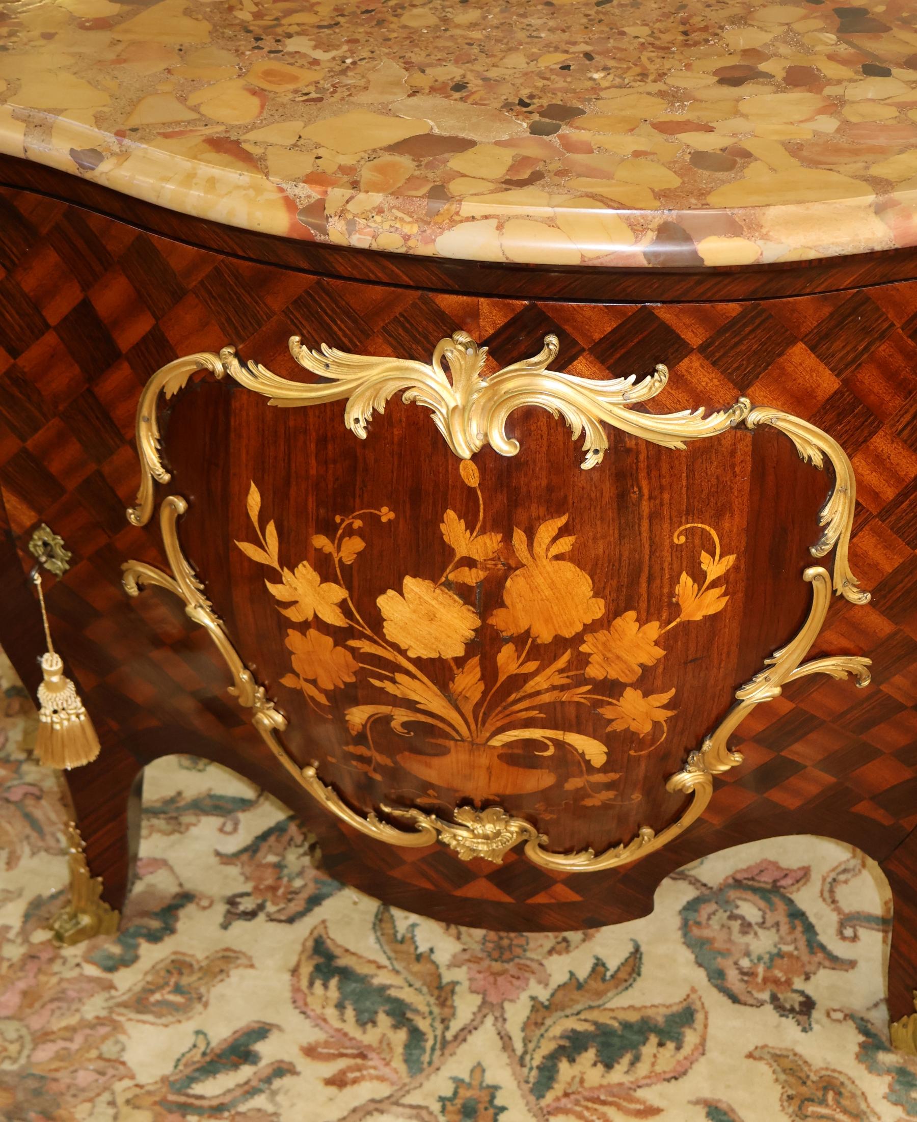 Condividi Articoli simili sponsorizzati See all   Cassettone francese con piano in marmo in vendita 5