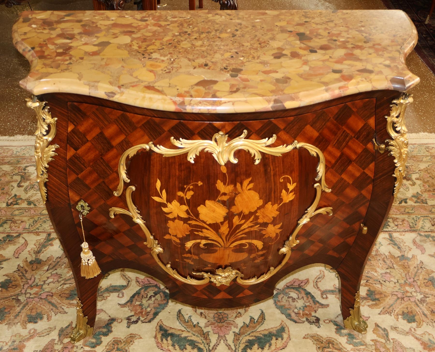 Commode francese del XIX secolo con bombe e bronzo montato su petto Luigi XV di alta qualità

Dimensioni: 44