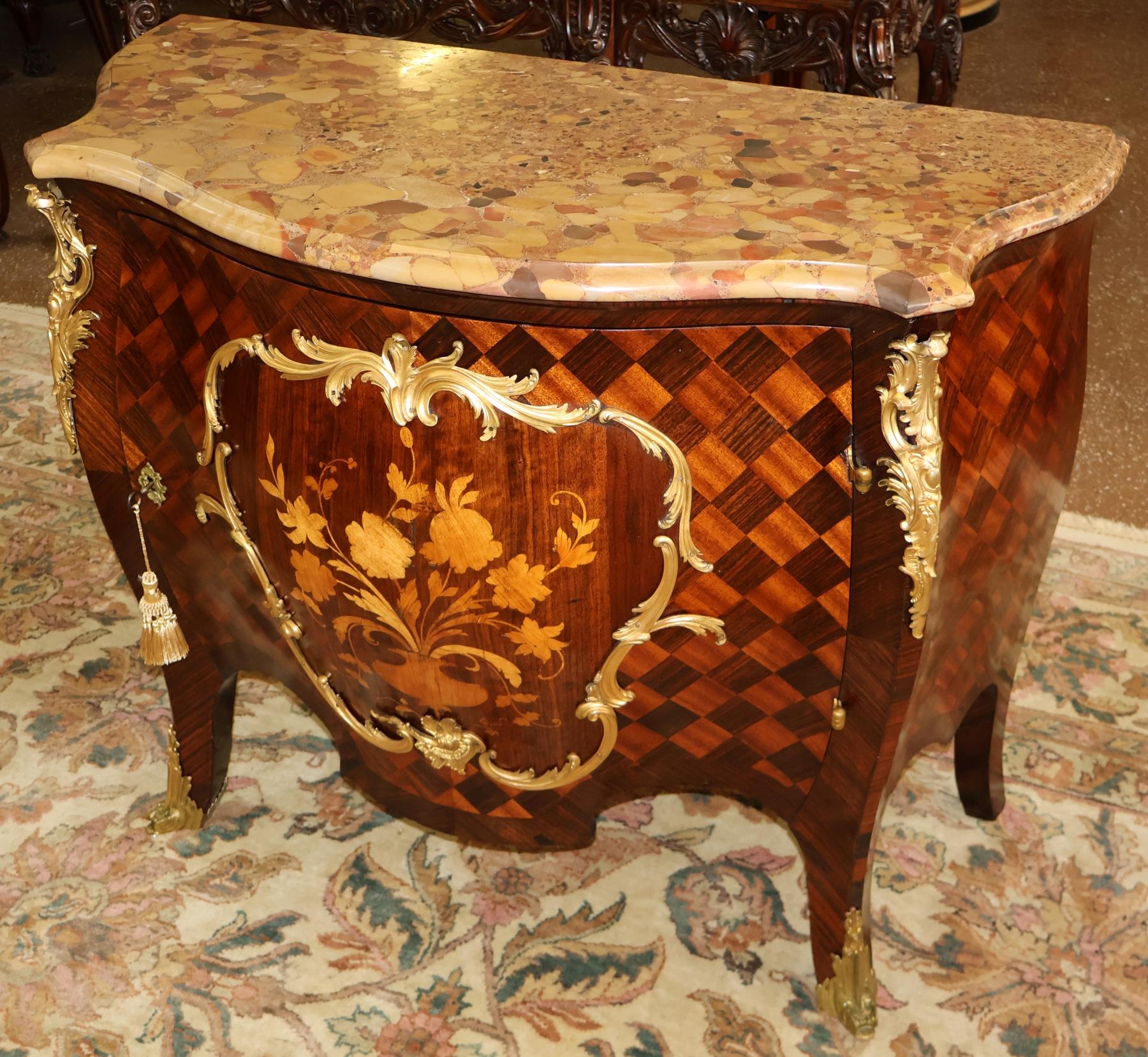 Francese Condividi Articoli simili sponsorizzati See all   Cassettone francese con piano in marmo in vendita