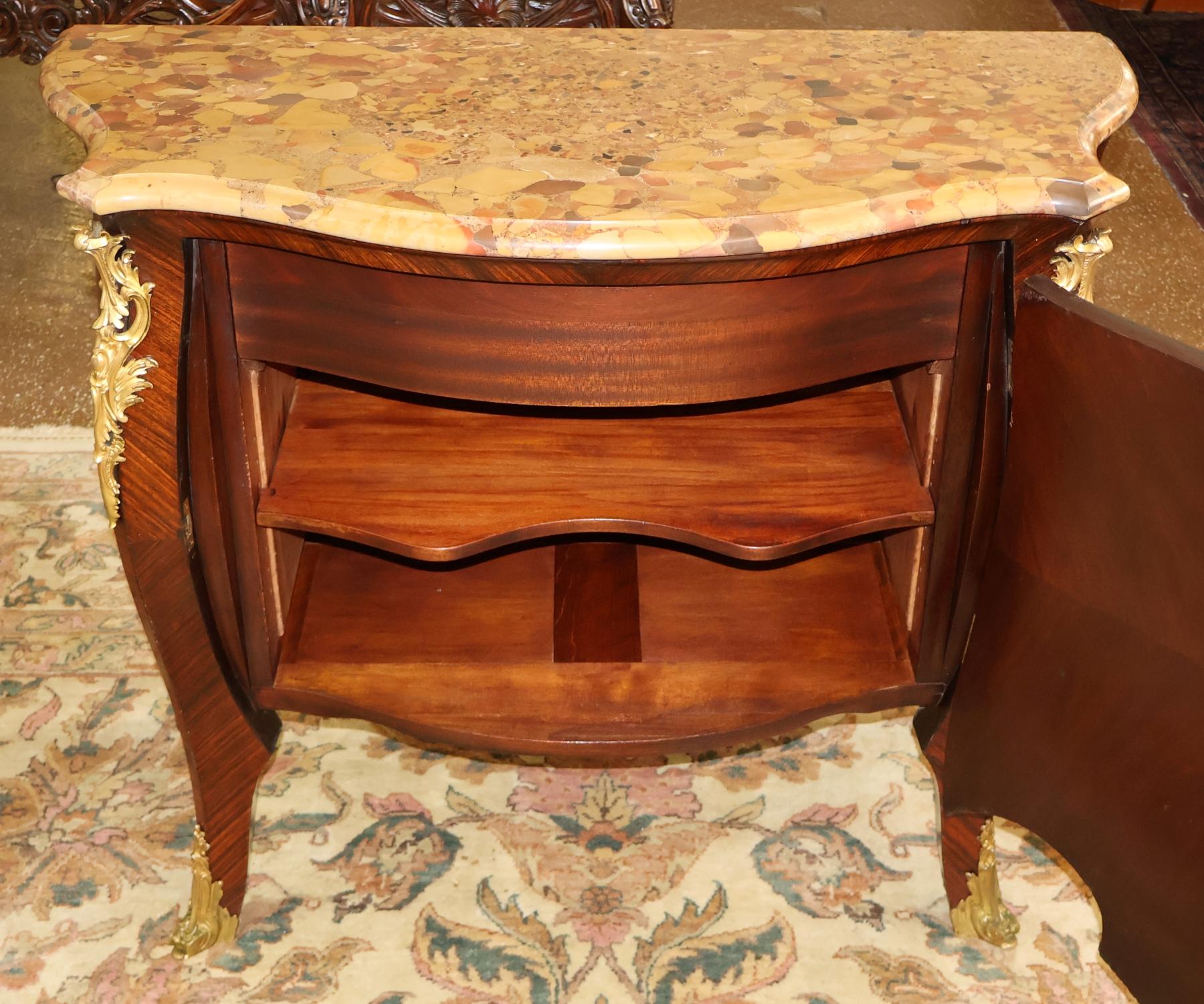 Condividi Articoli simili sponsorizzati See all   Cassettone francese con piano in marmo in vendita 1
