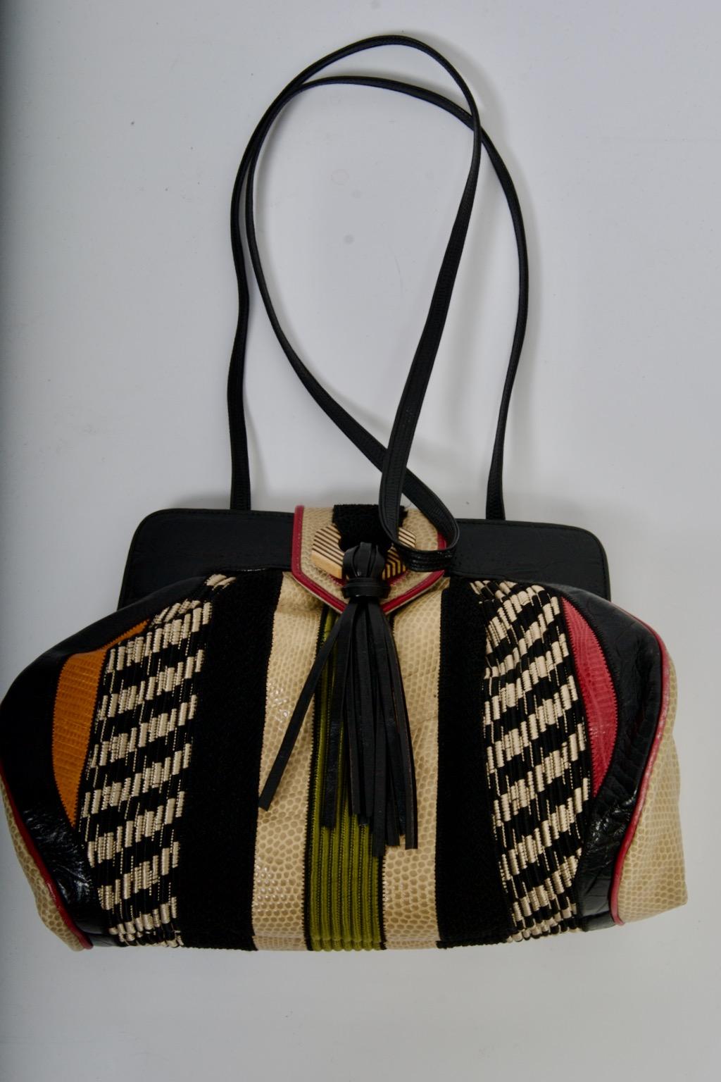 Les sacs à main Sharif se caractérisaient par leurs motifs en patchwork de cuir. Cette pochette/épaule convertible est un bon exemple du travail qui a rendu leurs sacs si populaires. Il est composé de cuir et de textures de différentes couleurs,