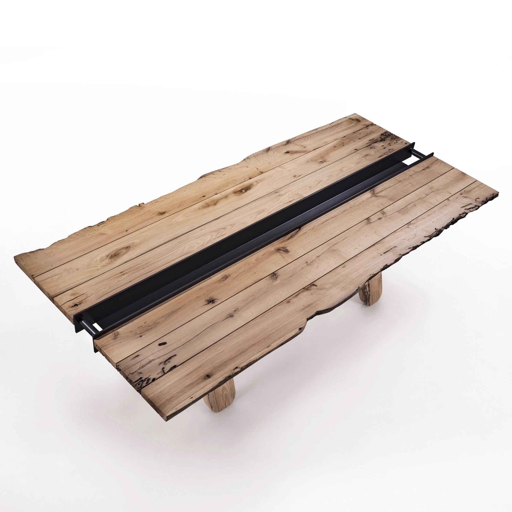 Tavolo da pranzo in condivisione in rovere grezzo, tutto realizzato a mano in legno massiccio.
legno di quercia grezzo e con la parte centrale in legno forgiato
in ferro con finitura laccata.
Disponibile in:
L220xD110xH76.8cm, prezzo: