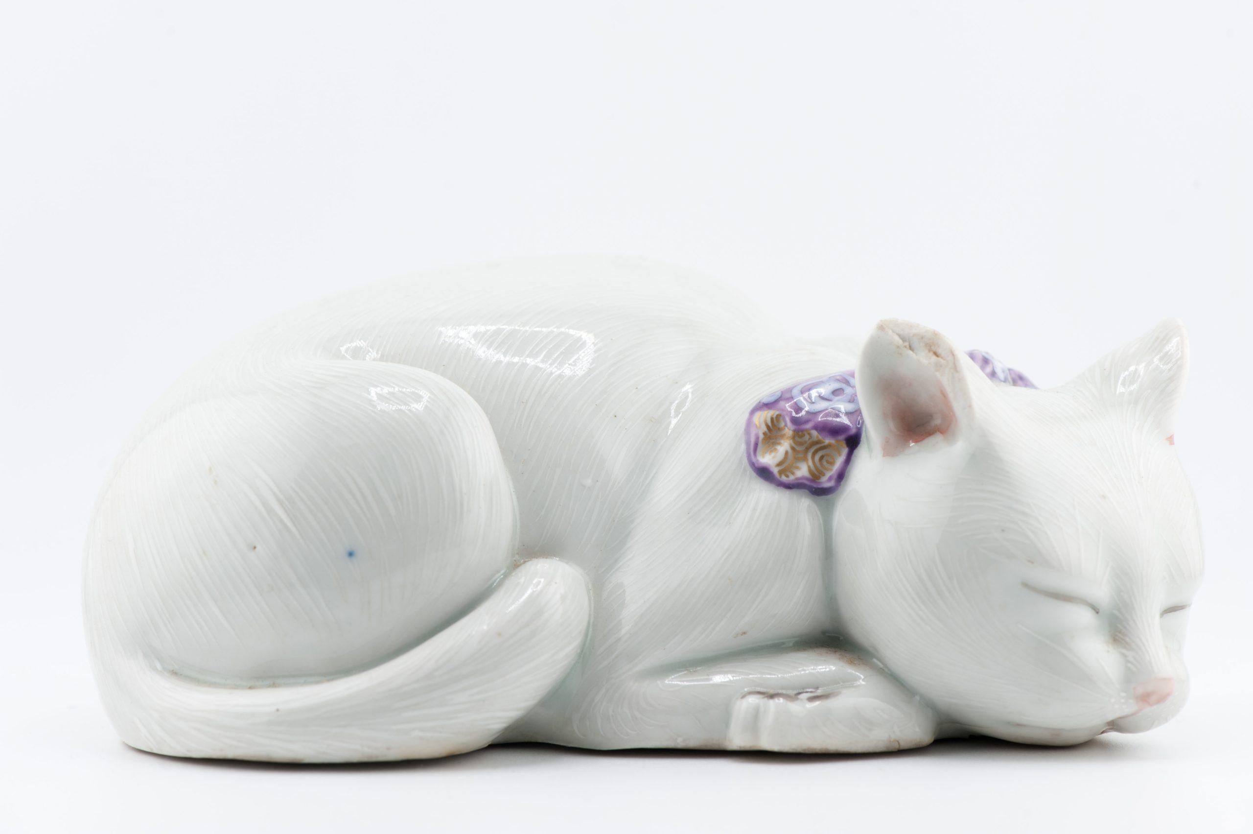Sharing with you this amazing Japanese Kutani model of a recumbent Cat For Sale 4