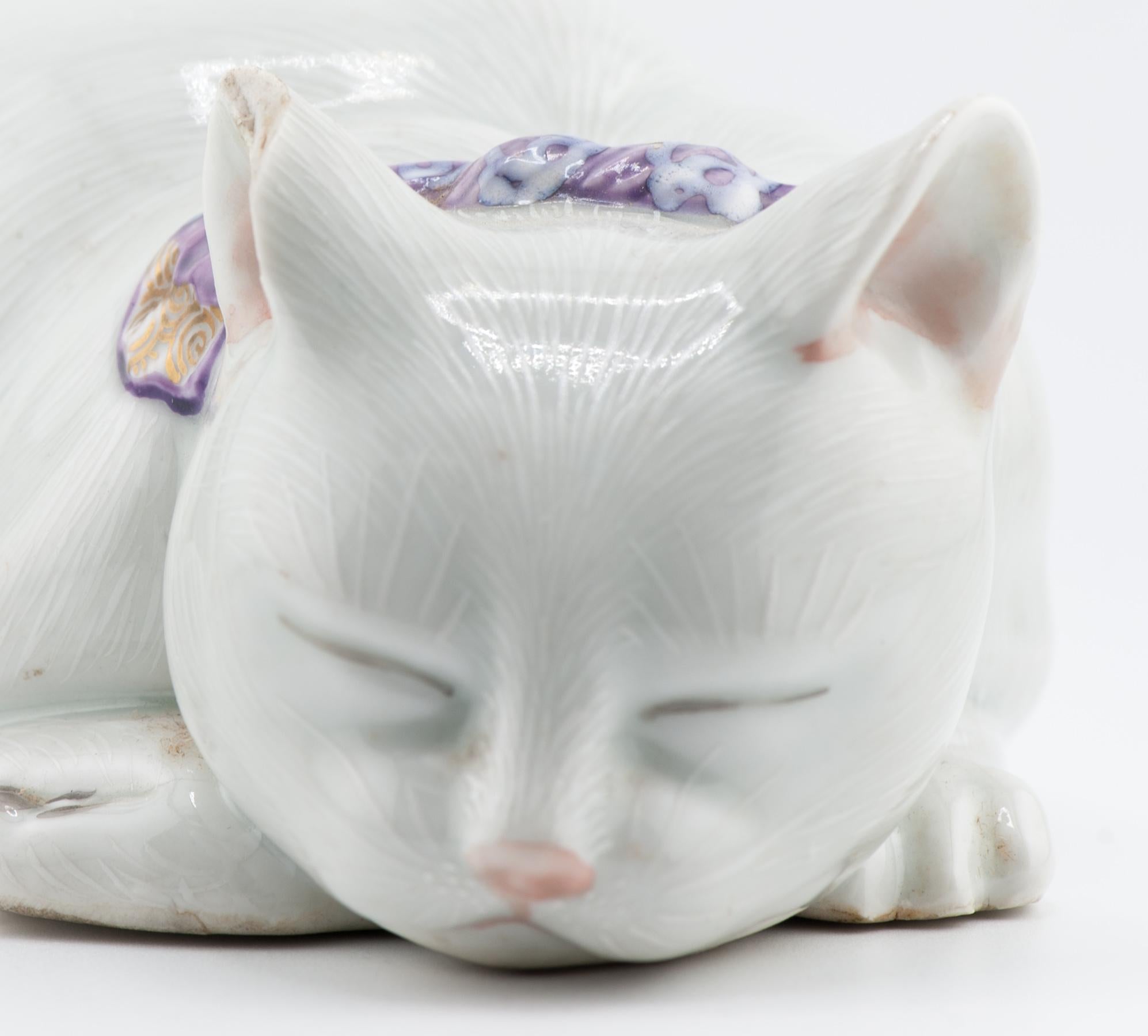 Sharing with you this amazing Japanese Kutani model of a recumbent Cat For Sale 5