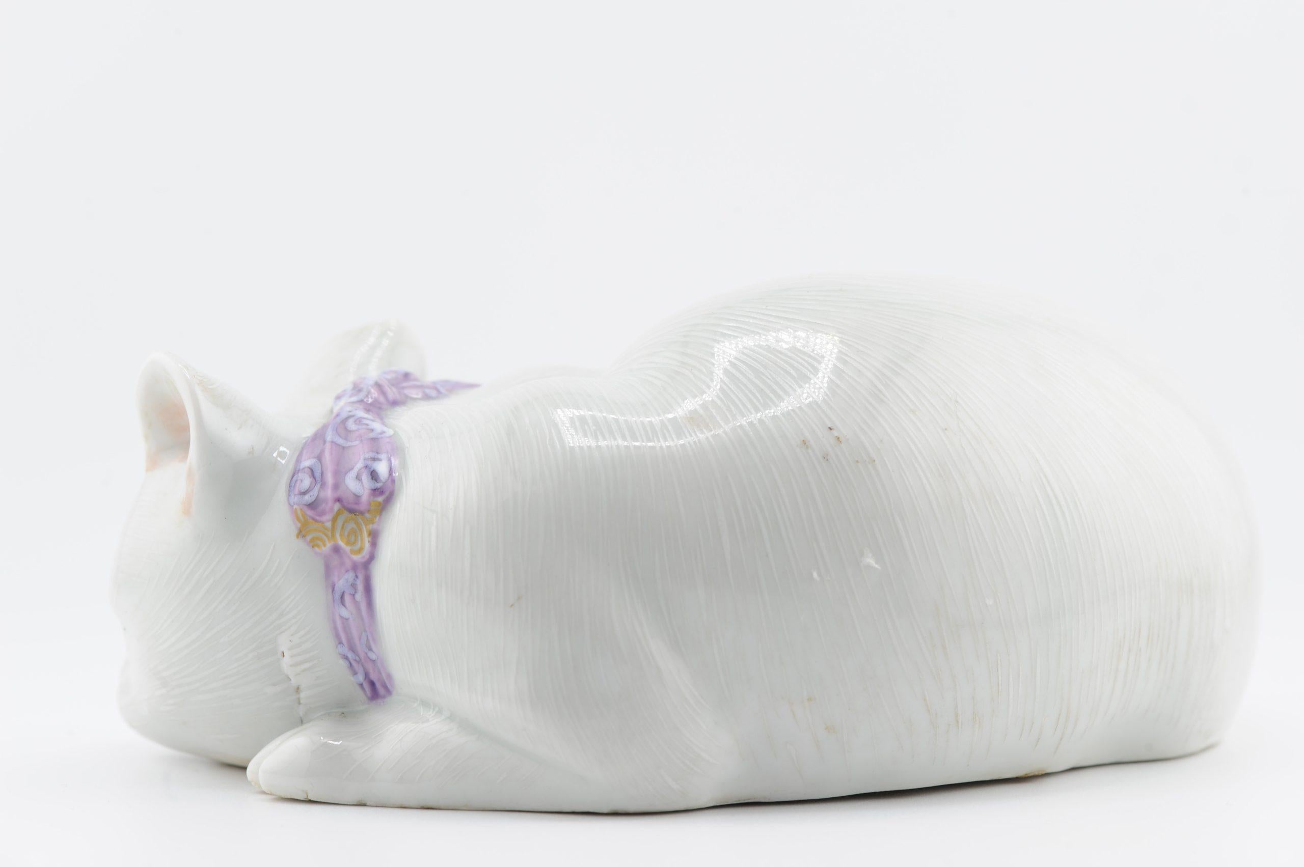 Sharing with you this amazing Japanese Kutani model of a recumbent Cat For Sale 6