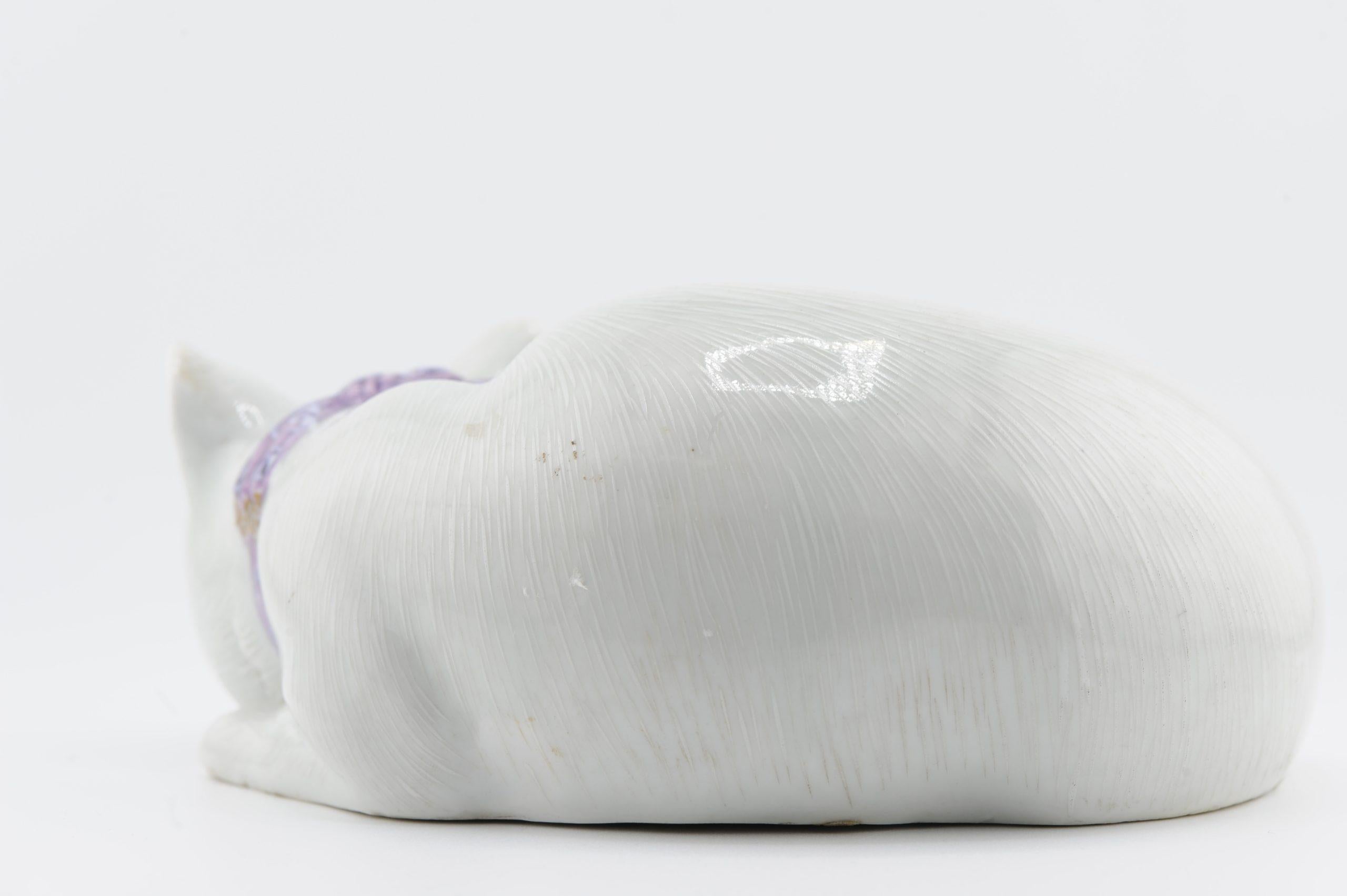 Sharing with you this amazing Japanese Kutani model of a recumbent Cat For Sale 8