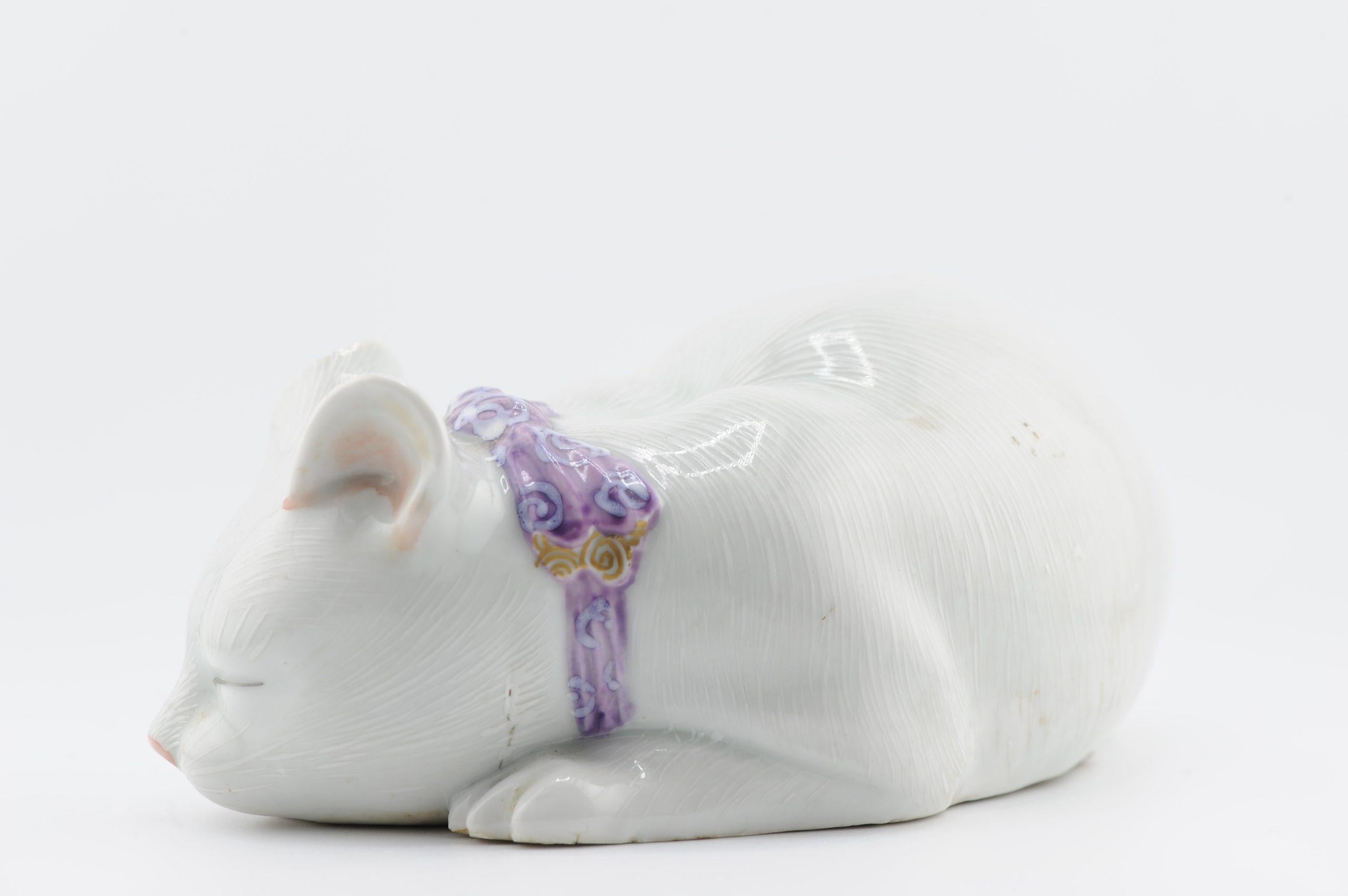 Sharing with you this amazing Japanese Kutani model of a recumbent Cat In Good Condition For Sale In Amsterdam, Noord Holland