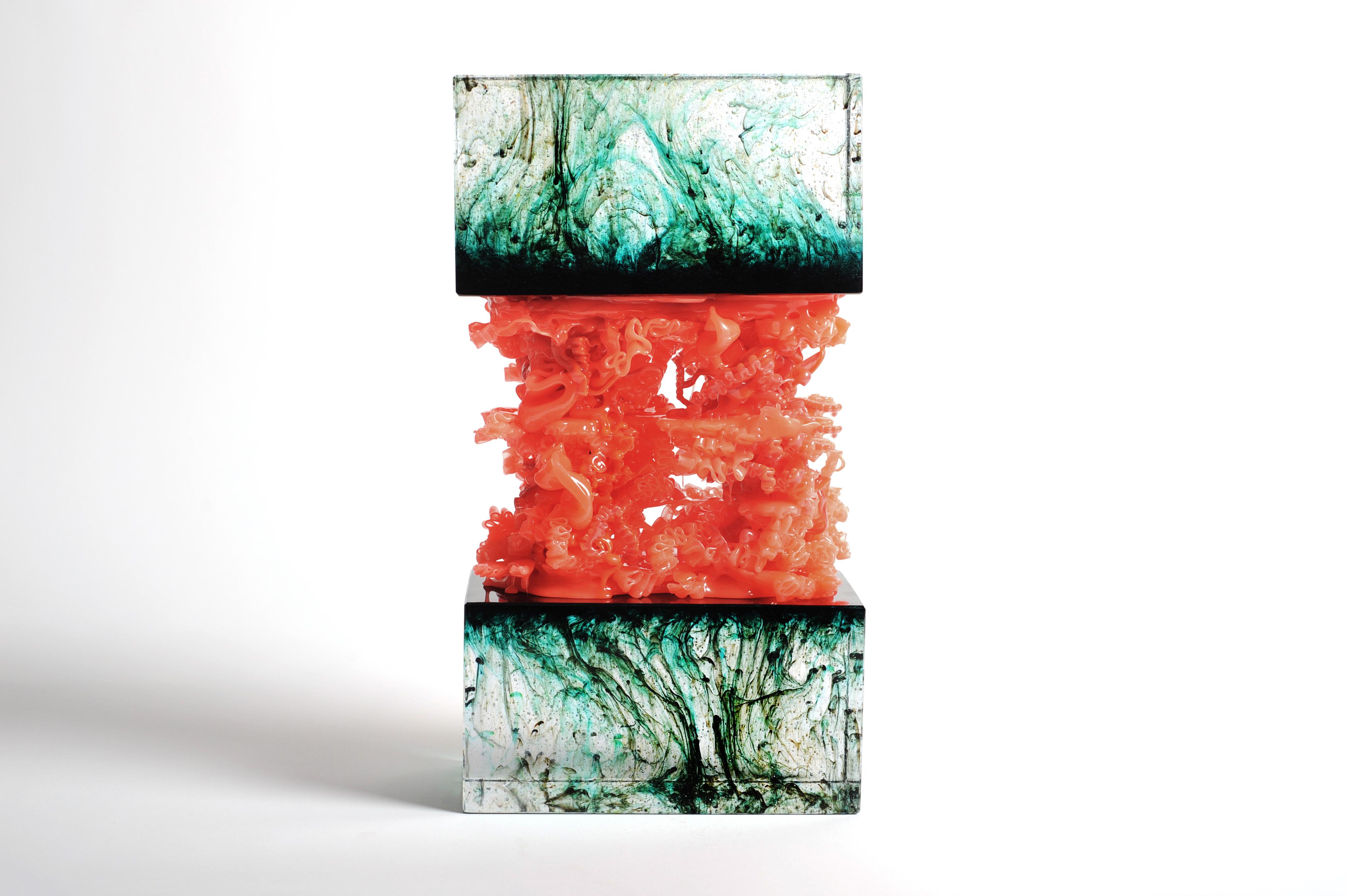 Moderno Scultura con morso di squalo in vetro vs. Collezione di plastica in vendita
