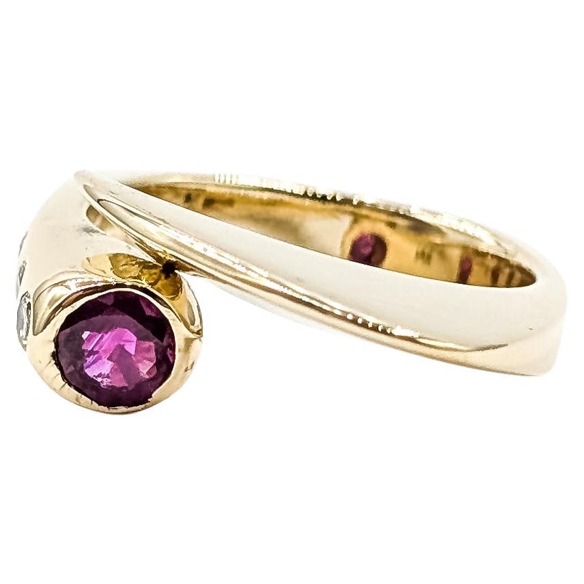 Haifischflossen-Rubin 
Diamantring aus 14k Gelbgold im Angebot