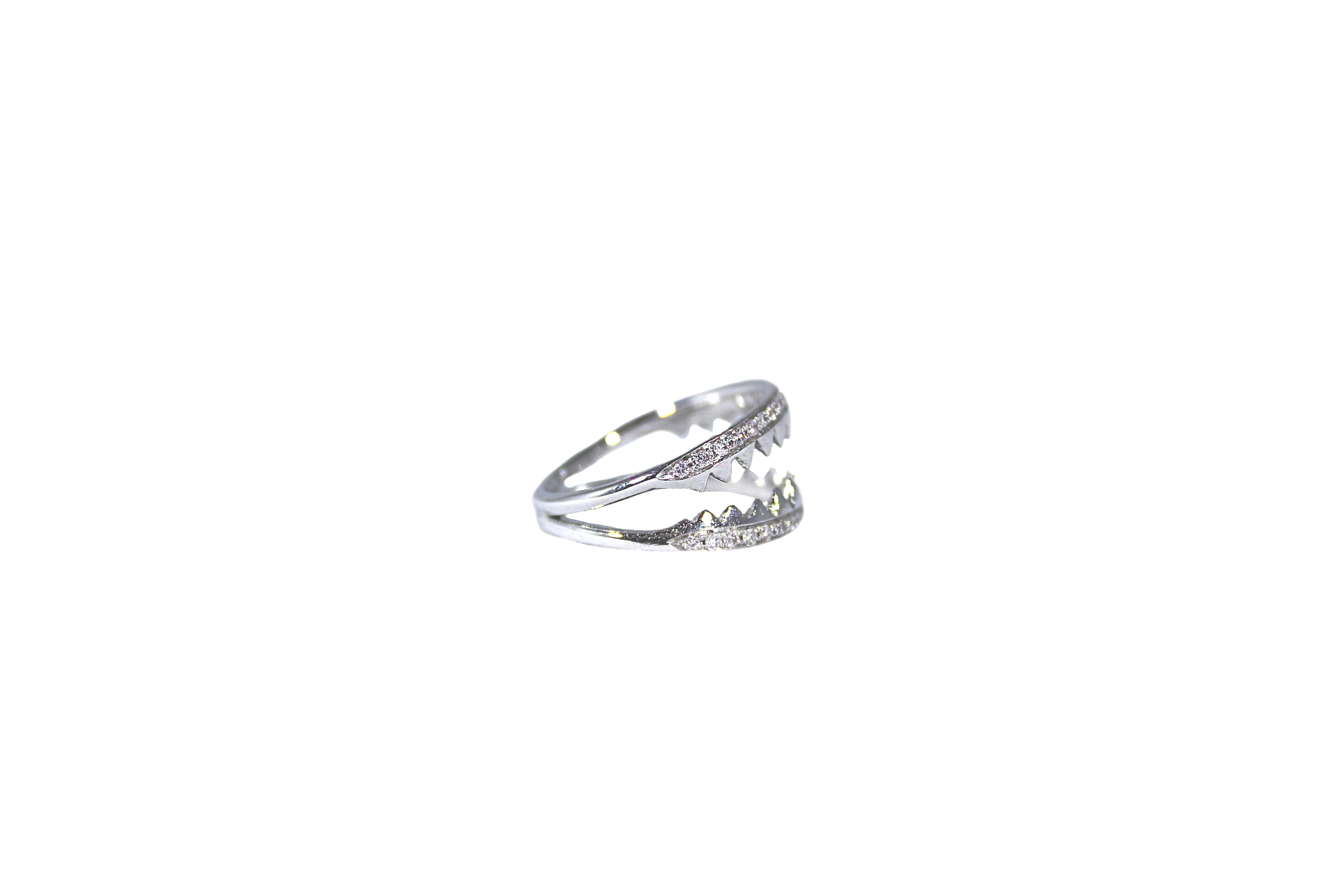 Shark jaws white gold ring with pavé diamonds.

Composition:
Gold 3,90 gr (18K)
40 diamonds 0,31 ct

Size is adjustable from 5 2/4 US to 5 3/4 US ( italian size from 12 to 11 )
Other sizes on demand, working time approx 15 days.

