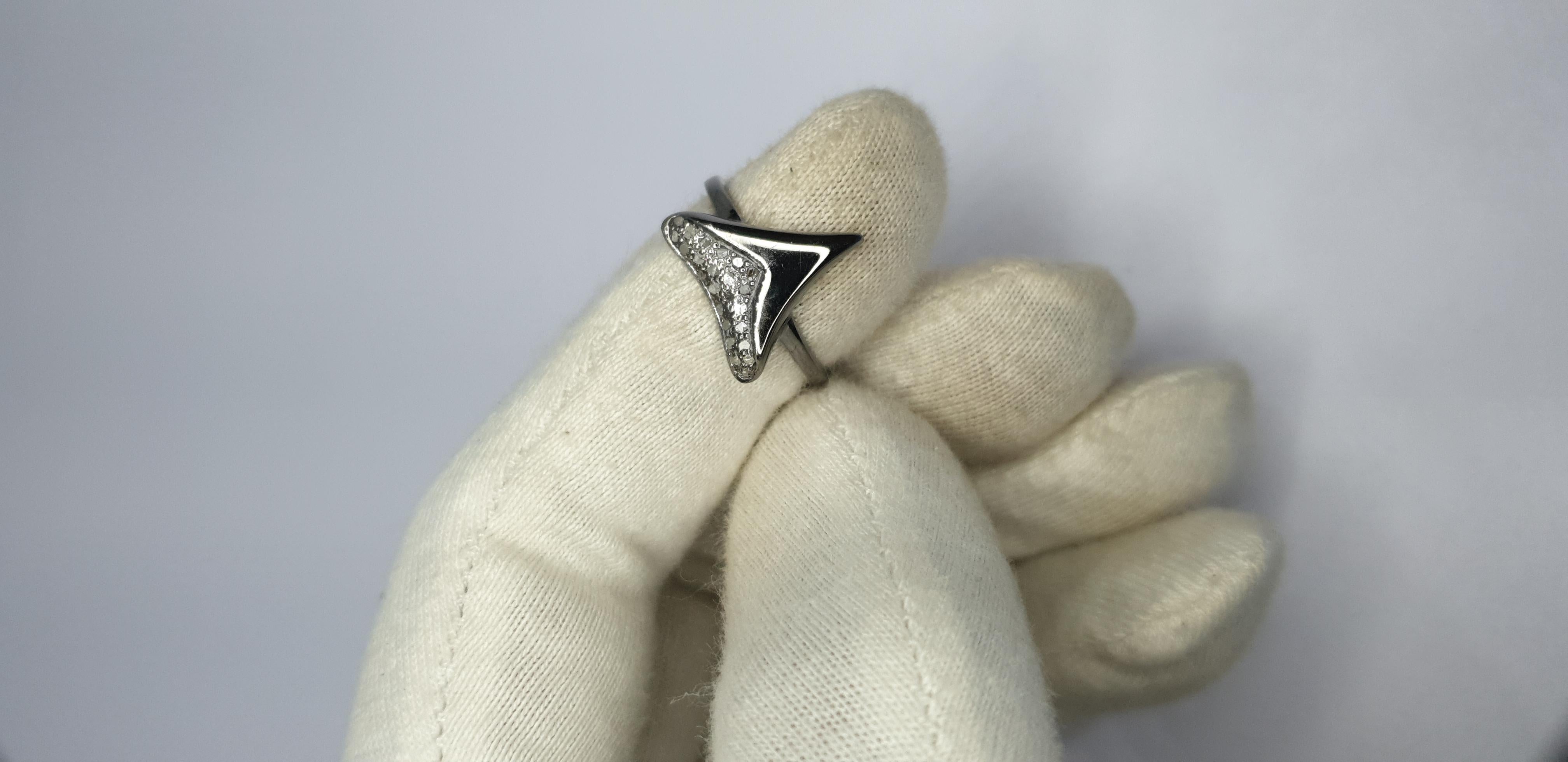Shark Tooth Ring Pave Diamond Birthday Gift Ring 925 Silver Diamond Present Ring

Diamond Weight: 0.25 Cts Approx
Size : 14x15mm Approx
Certification: 925 Hallmarked
Gross Weight: 4.50 Grams Approx