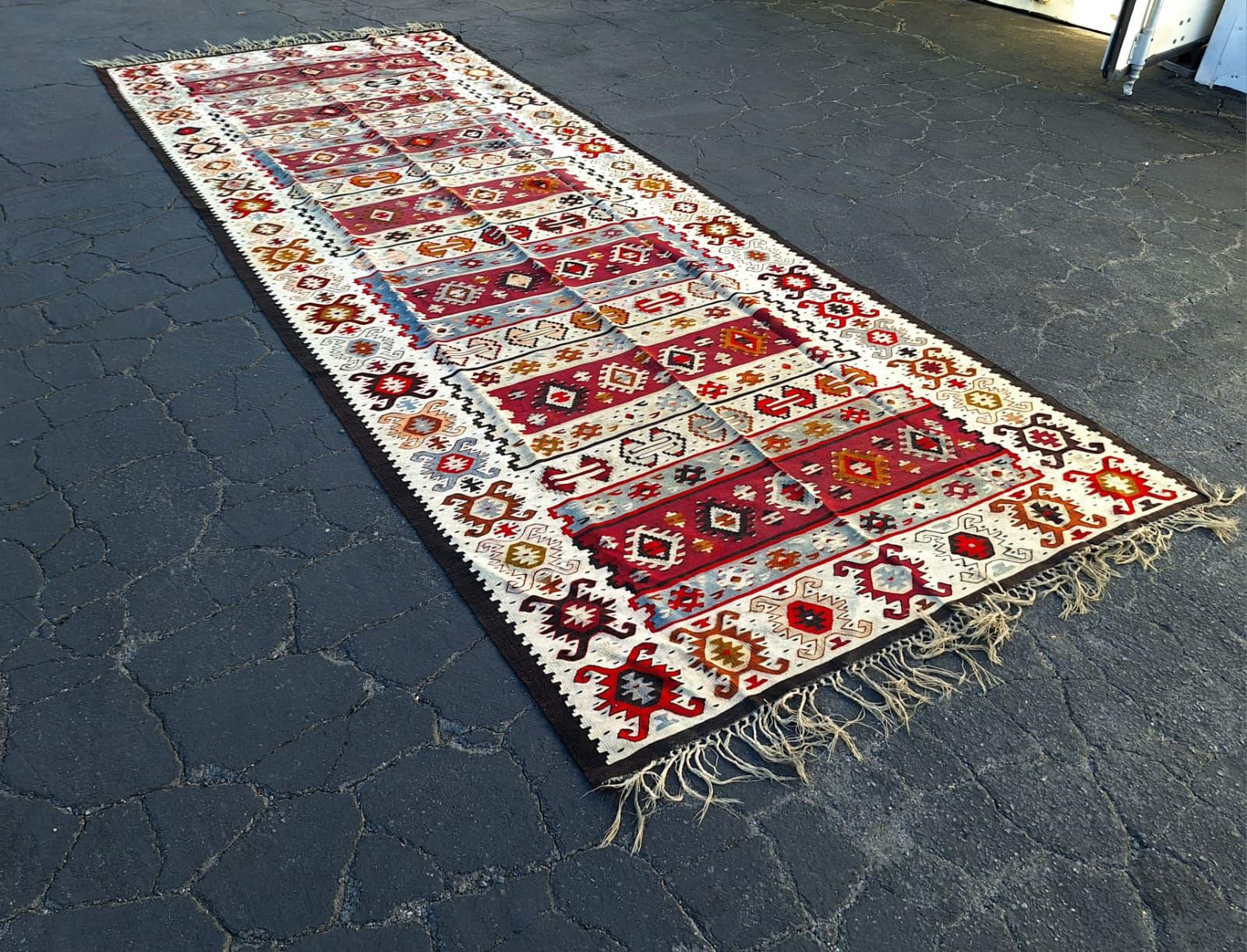 Der handgewebte und handgefärbte Kelim wird in Pirot hergestellt. Eine der ältesten existierenden Gobelinschulen in Europa. Dieser Kelim ist ein großer Läufer von 13,5 Fuß.