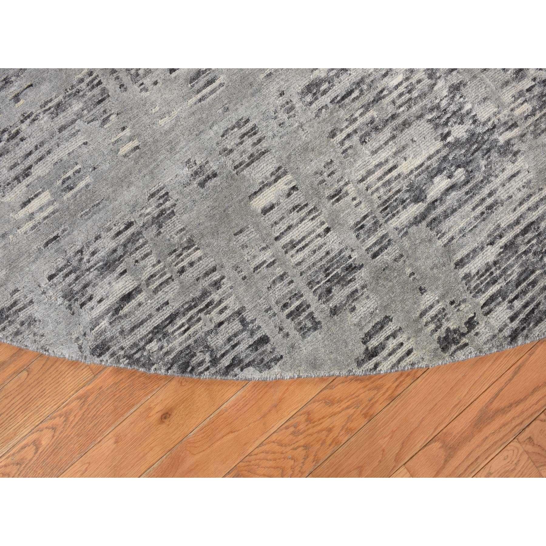 Indian Sharkskin Gray Modern Criss Cross Erased Design Hand Knotted Pure Wool Round Rug For Sale