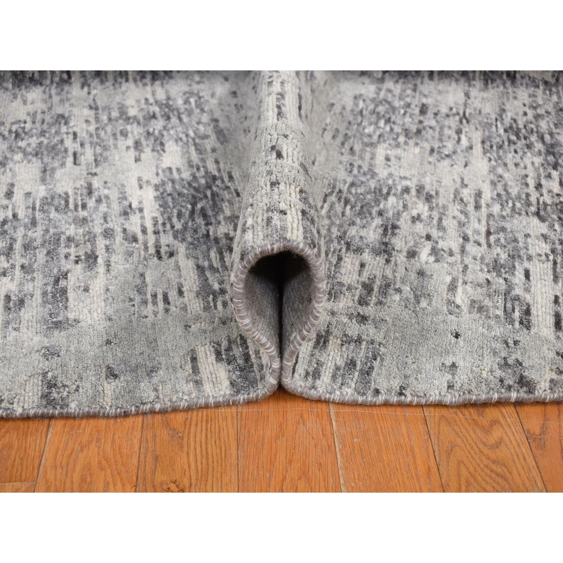Hand-Knotted Sharkskin Gray Modern Criss Cross Erased Design Hand Knotted Pure Wool Round Rug For Sale