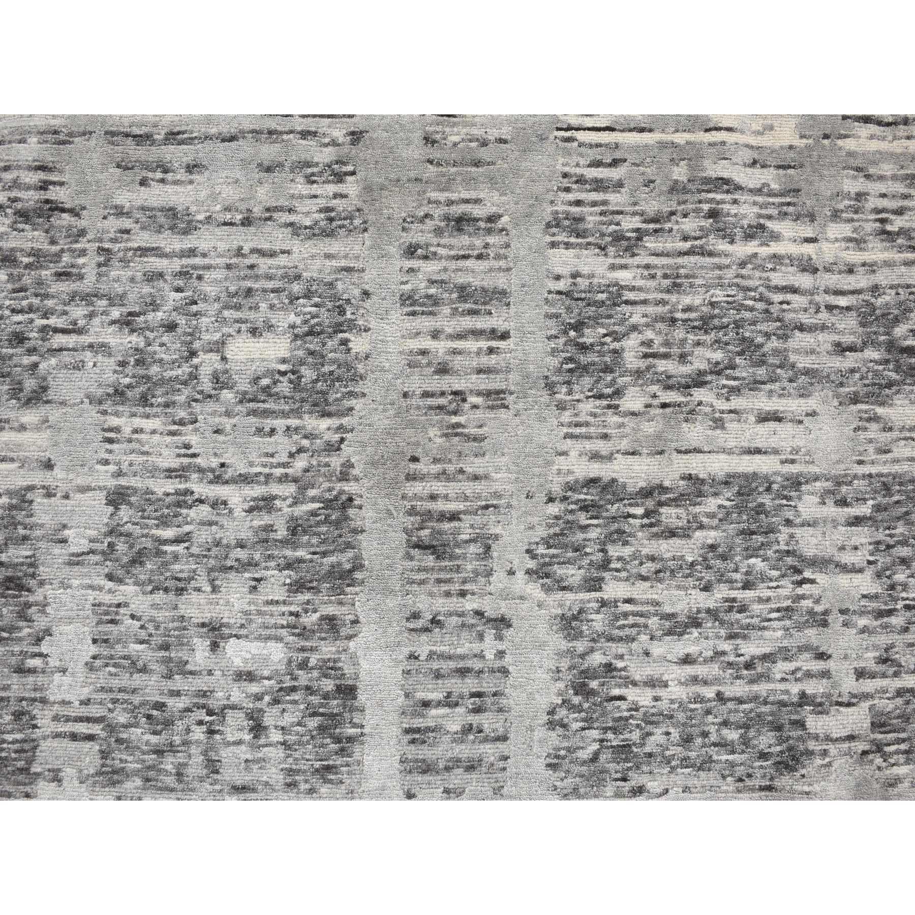 Contemporary Sharkskin Gray Modern Criss Cross Erased Design Hand Knotted Pure Wool Round Rug For Sale