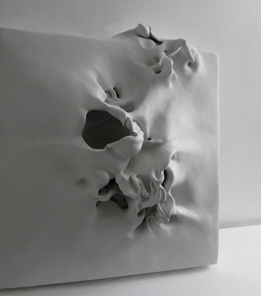 Be-formed 4 von Sharon Brill - Wandskulptur, Porzellan, Weiß, Ästhetik im Angebot 1