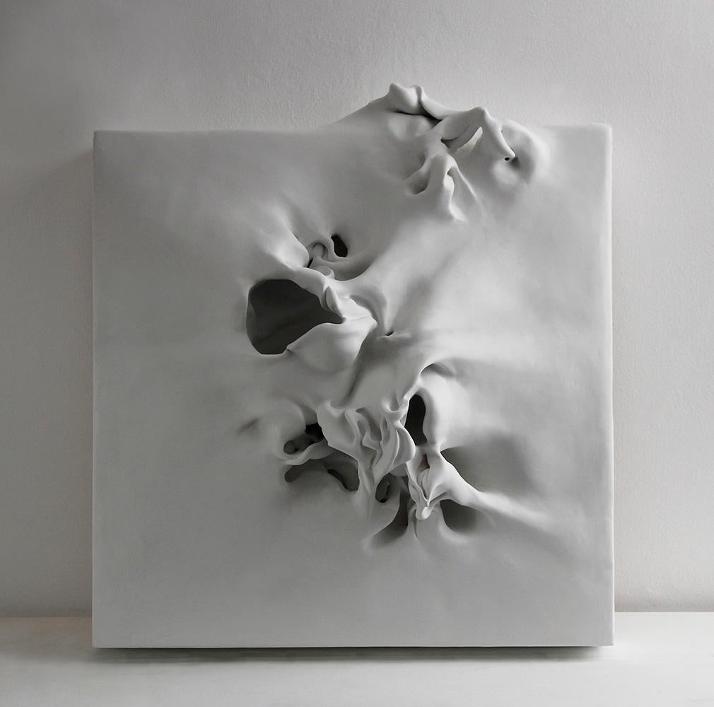 Be-formed-4 ist eine einzigartige Skulptur der zeitgenössischen Künstlerin Sharon Brill. Es handelt sich um eine Wandskulptur in Mischtechnik (Porzellan, Wandspachtel, Farbe, Holzrahmen) mit den Maßen 53 × 48 × 17 cm (20,9 × 18,9 × 6,7 Zoll).
Diese