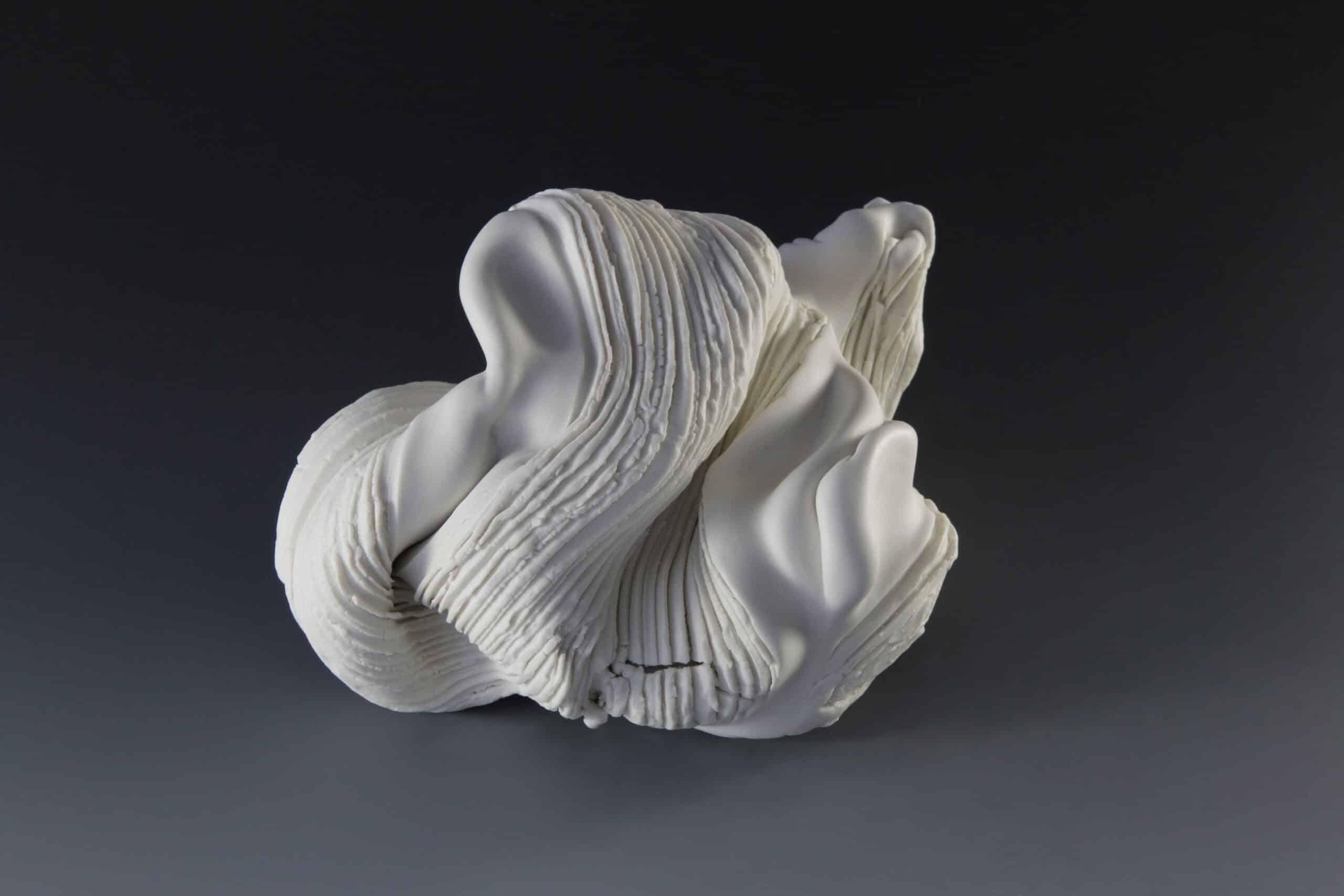 Peeled de Sharon Brill - Escultura de porcelana, color blanco, cerámica, movimiento en venta 1