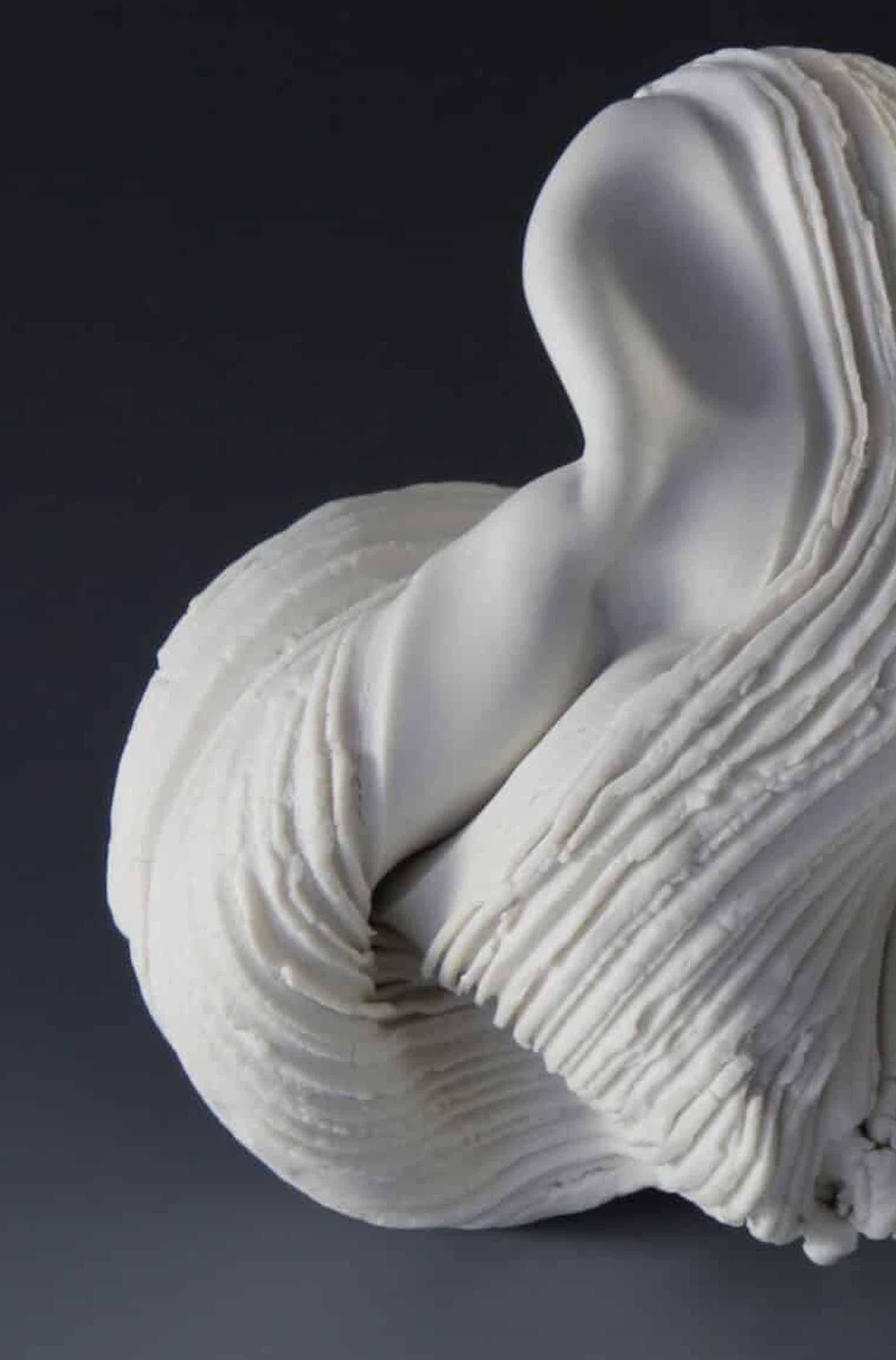 Peeled de Sharon Brill - Escultura de porcelana, color blanco, cerámica, movimiento en venta 2