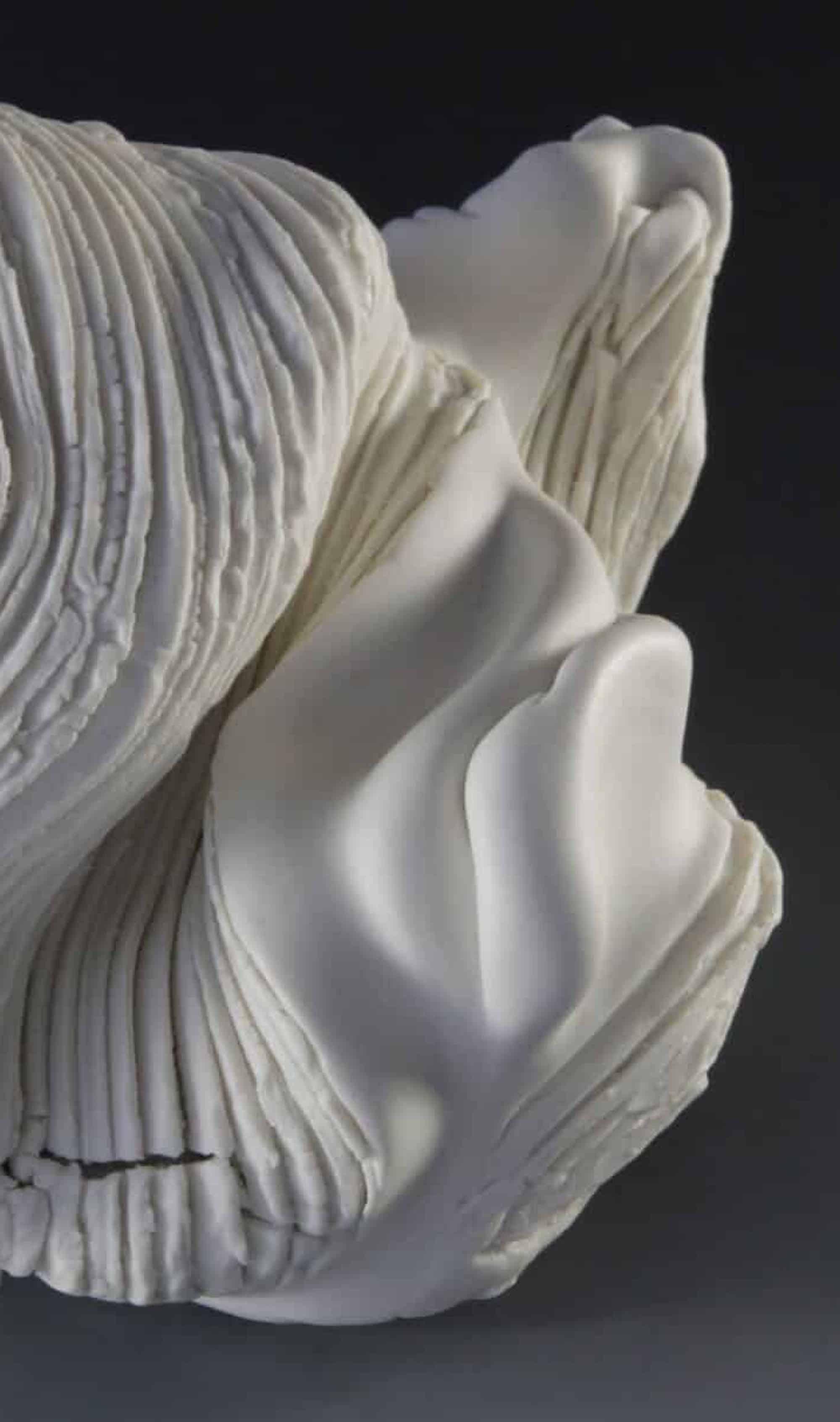 Peeled de Sharon Brill - Escultura de porcelana, color blanco, cerámica, movimiento en venta 3