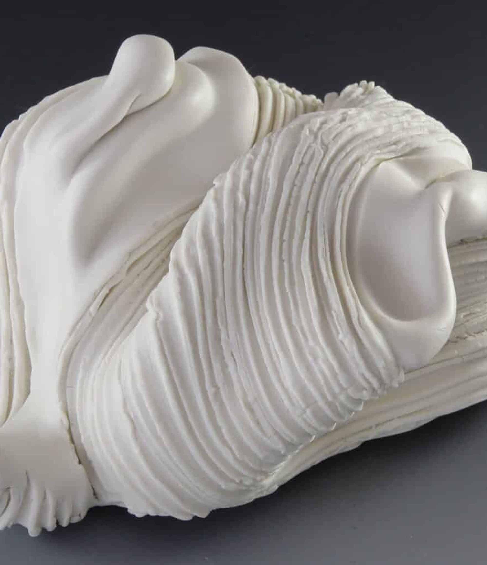 Peeled de Sharon Brill - Escultura de porcelana, color blanco, cerámica, movimiento en venta 4