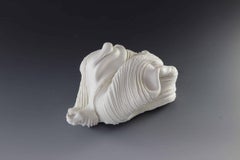Peeled by Sharon Brill - Porzellanskulptur, weiße Farbe, Keramik, Bewegung