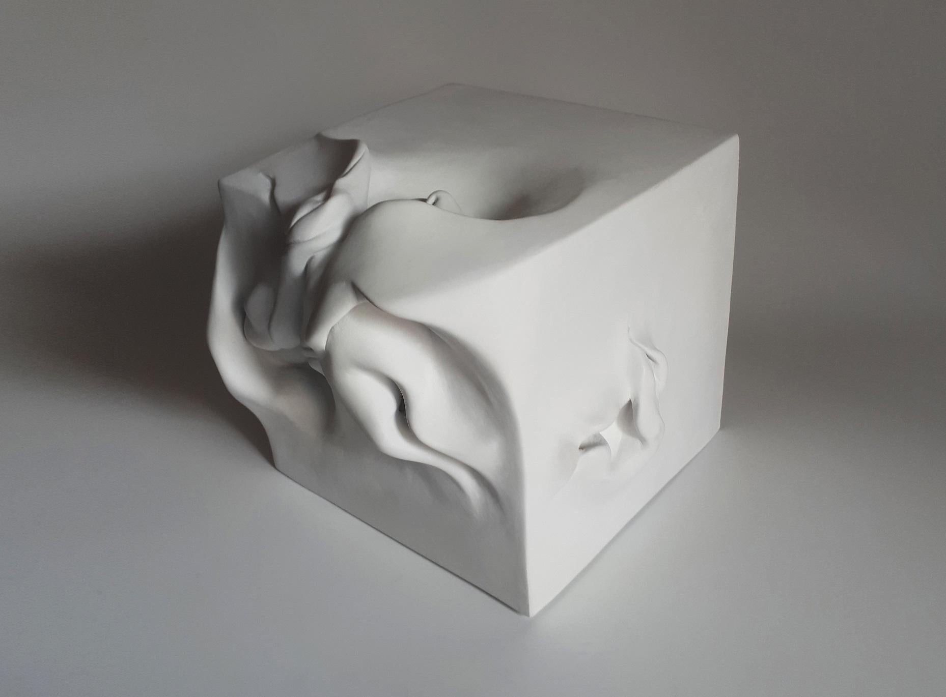 Cube 1 par Sharon Brill - Sculpture abstraite en argile, blanche, géométrique, mouvement en vente 1