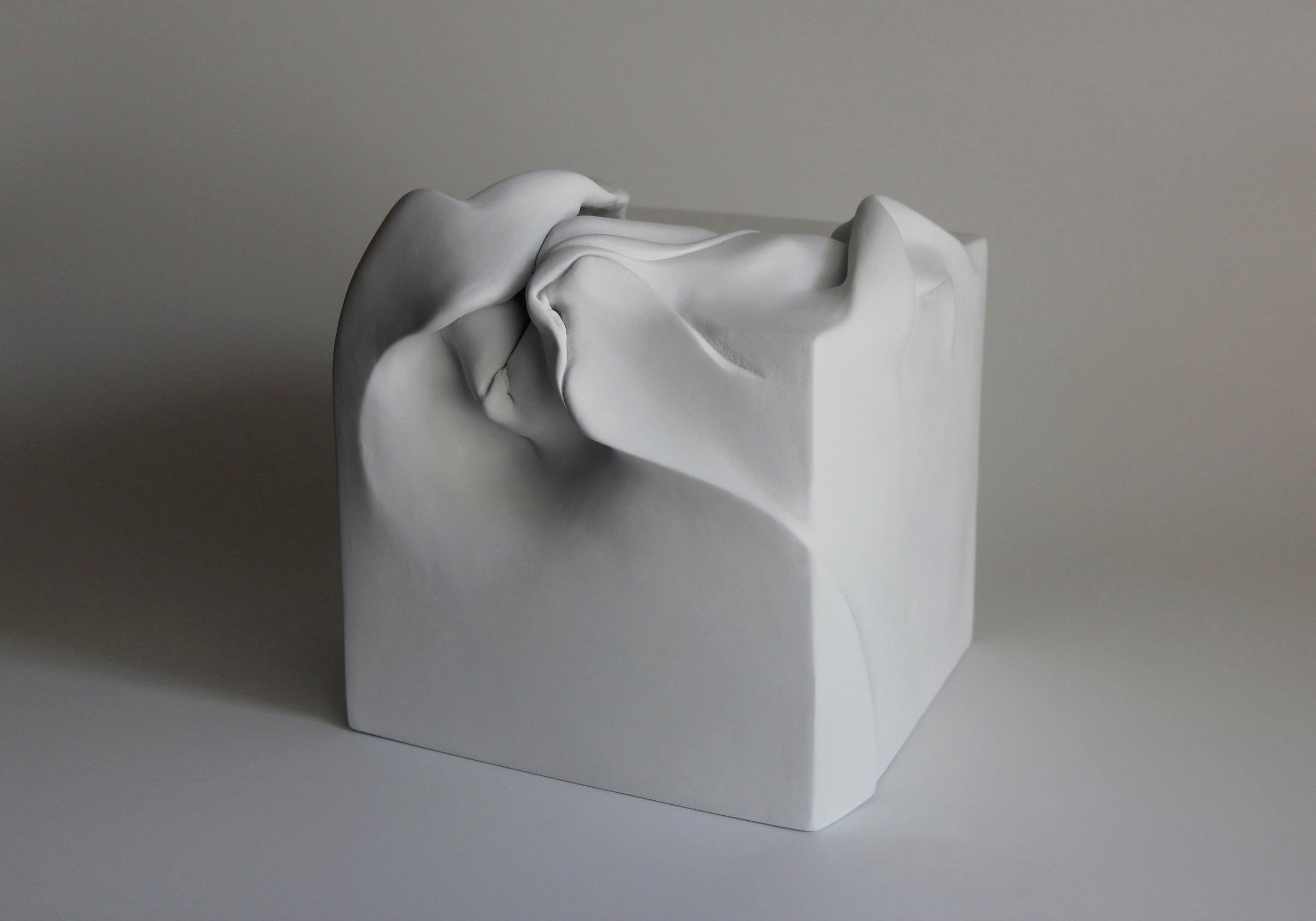 Cube 1 ist eine einzigartige Skulptur der zeitgenössischen Künstlerin Sharon Brill. Diese Skulptur ist aus bemaltem, gebranntem Ton gefertigt und hat die Maße 19 × 20 × 21 cm.
(7.5 × 7.9 × 8.3 in).

Die Produktion von Sharon Brill besteht aus