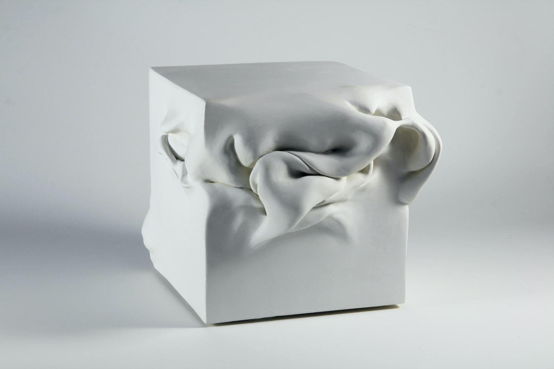 Cube 3 de Sharon Brill - Sculpture abstraite en argile, formes organiques blanches et blanches en vente 1