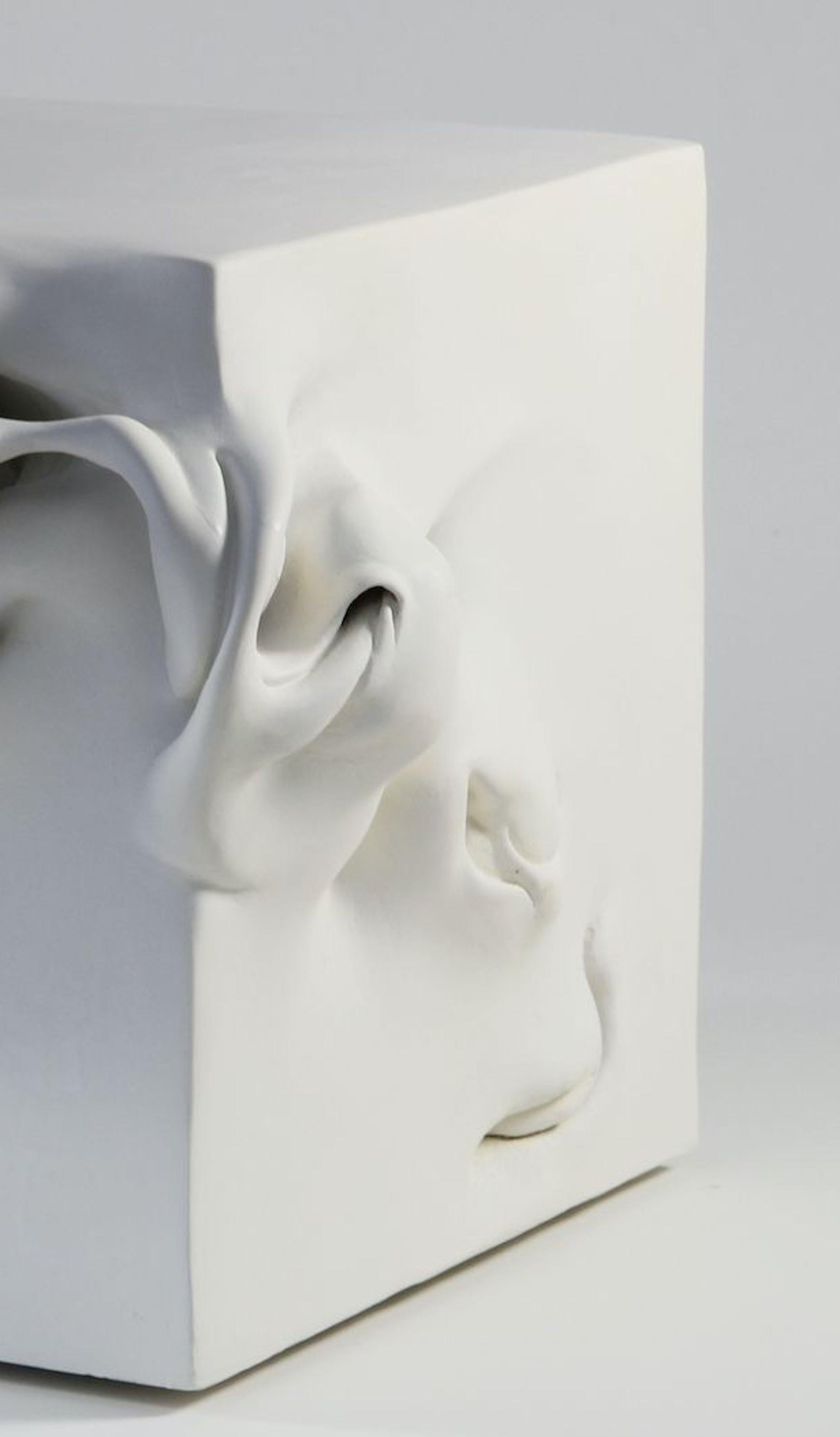 Cube 3 de Sharon Brill - Sculpture abstraite en argile, formes organiques blanches et blanches en vente 2