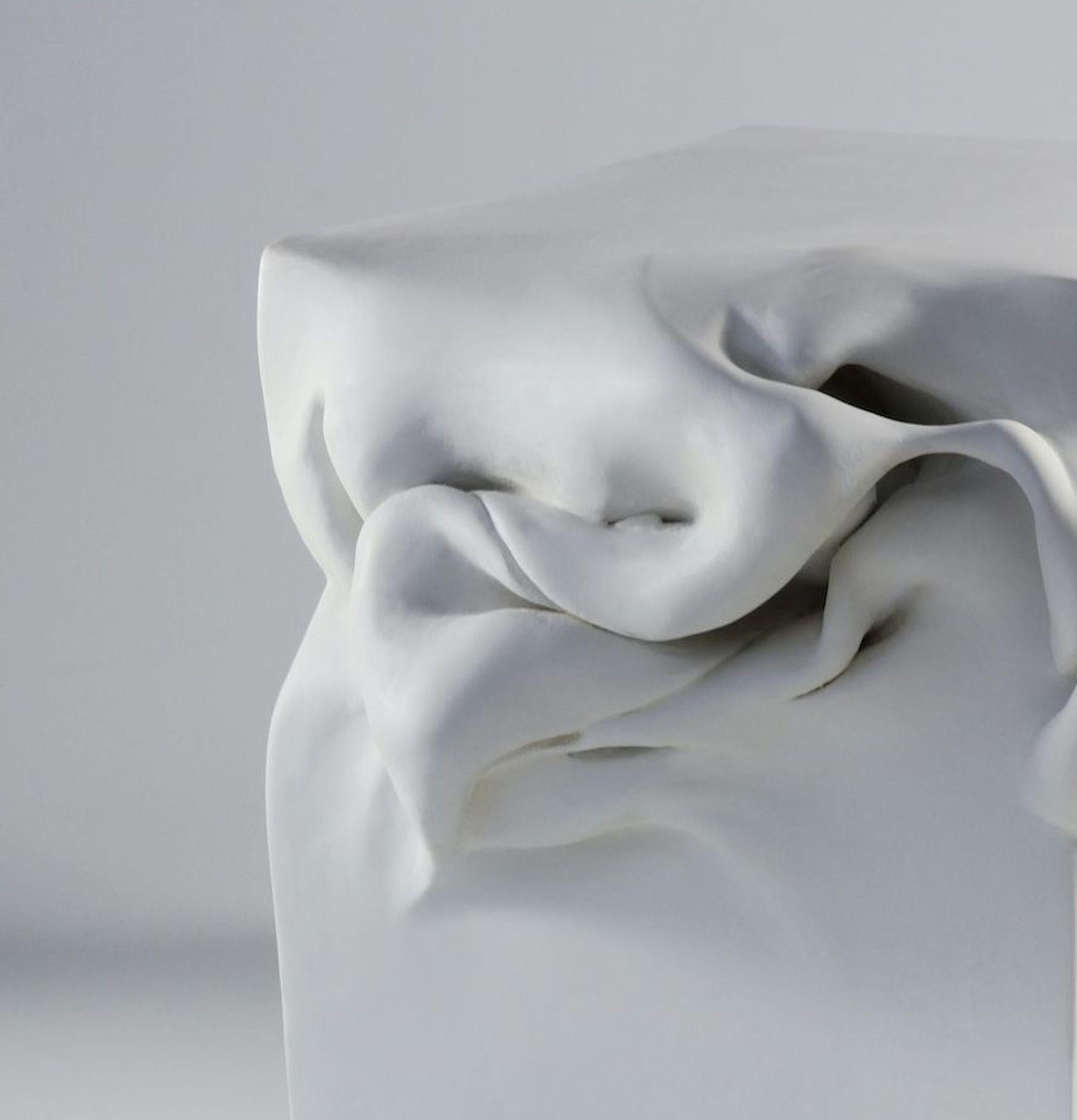 Cube 3 de Sharon Brill - Sculpture abstraite en argile, formes organiques blanches et blanches en vente 3